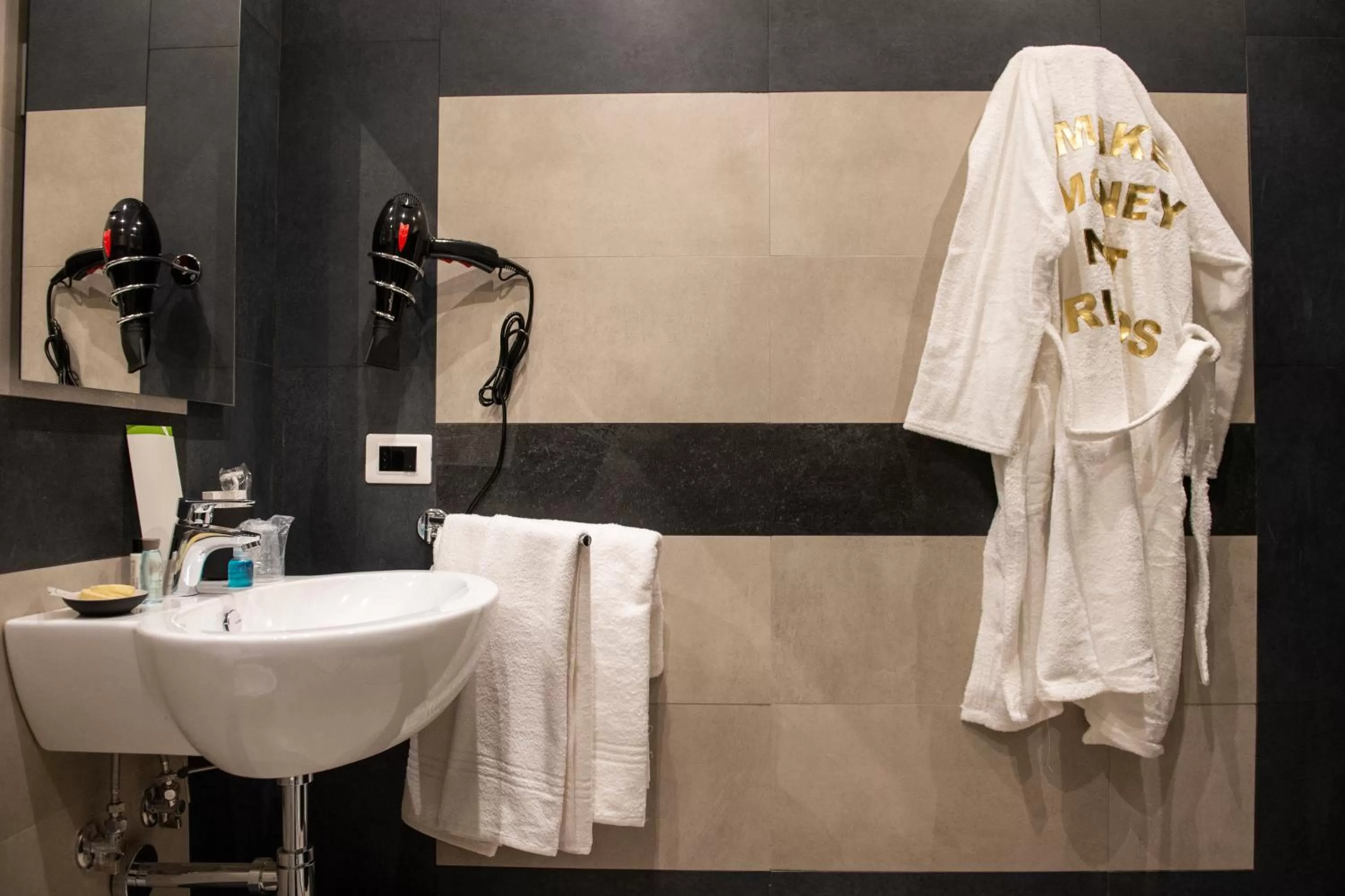 Bathroom in D'amelio'S suites