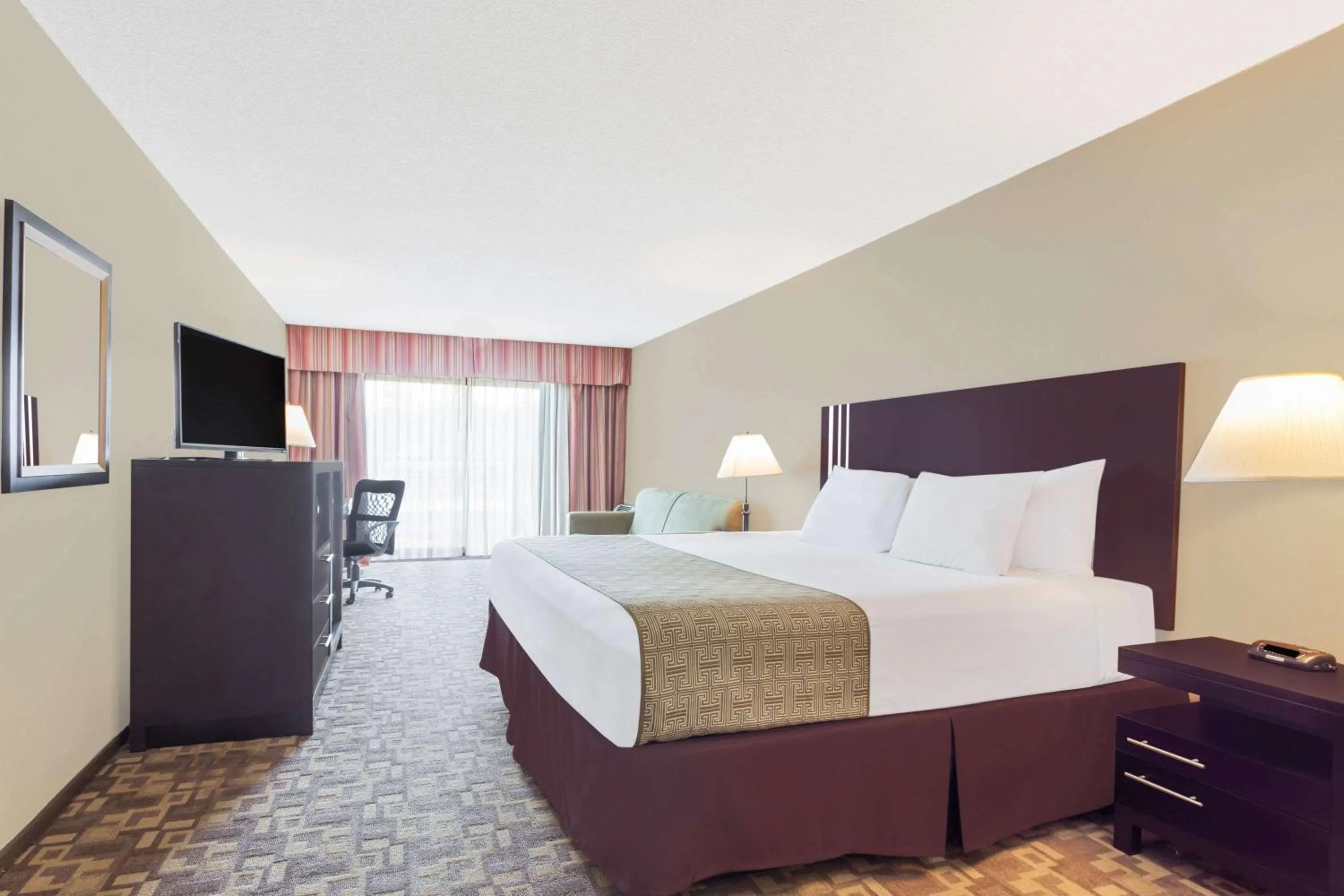 Photo of the whole room, Bed in Days Inn By Wyndham Bellingham WA