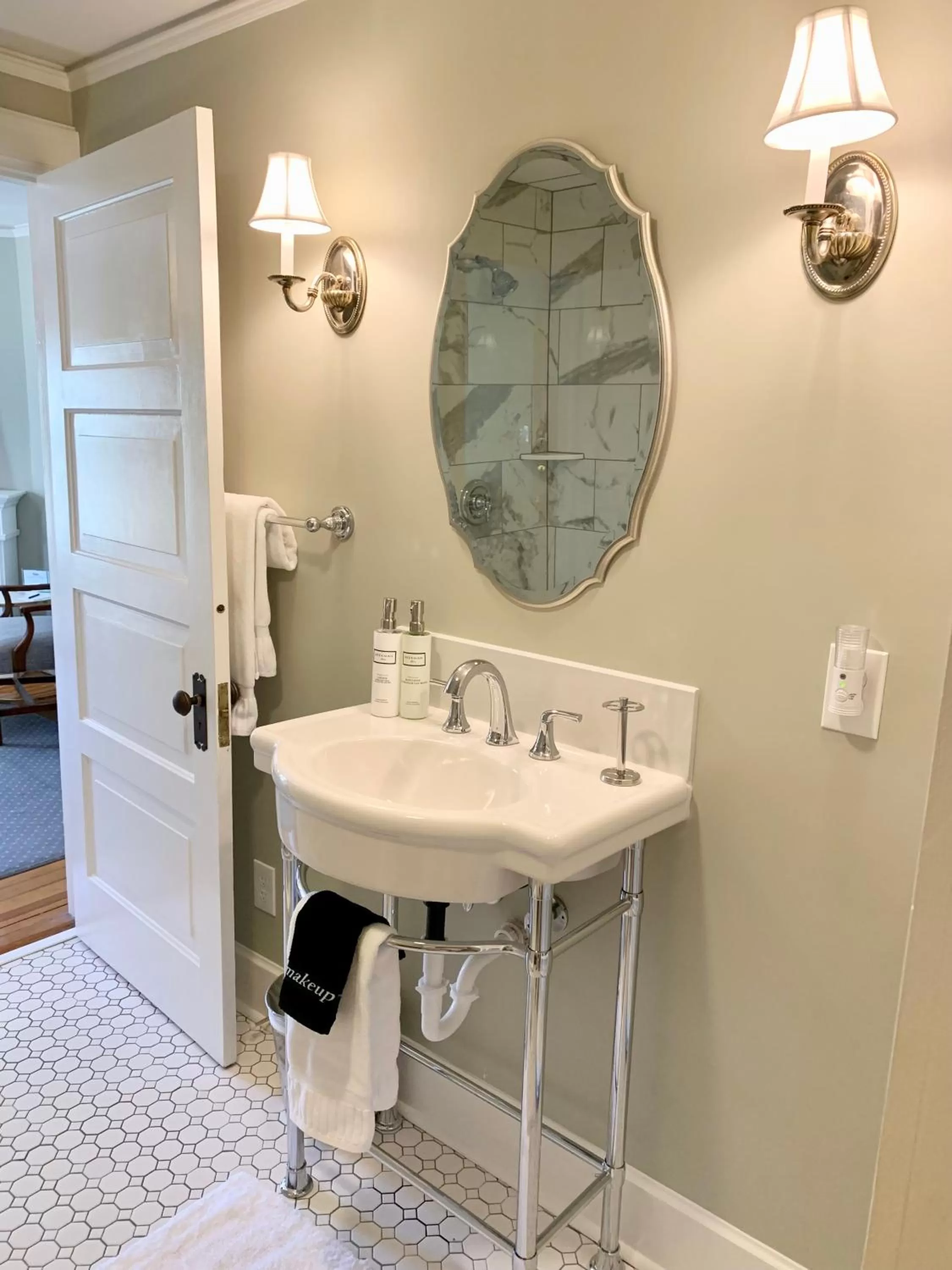 Bathroom in Pinecrest Bed & Breakfast