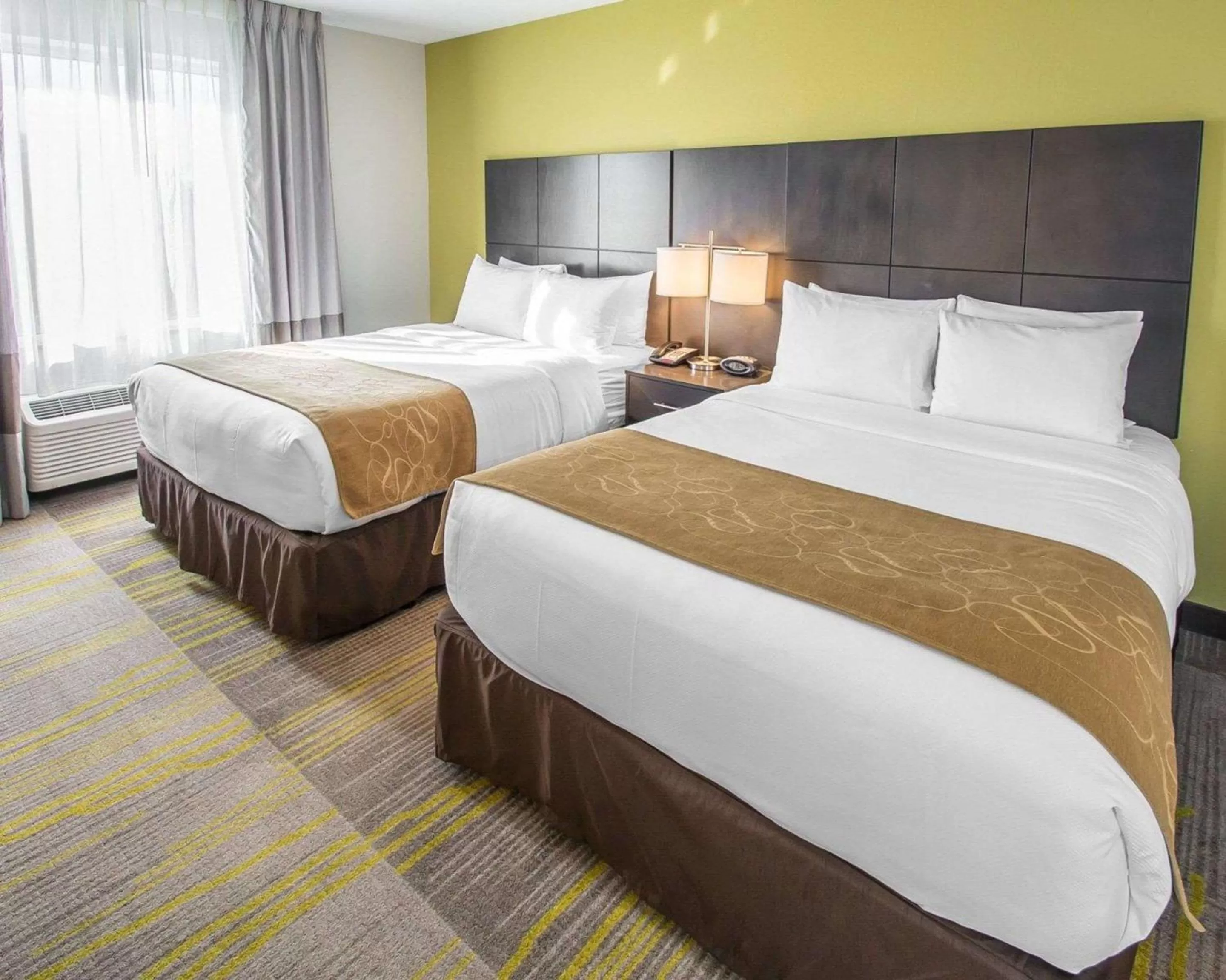 Photo of the whole room, Bed in Comfort Suites Miami Airport North