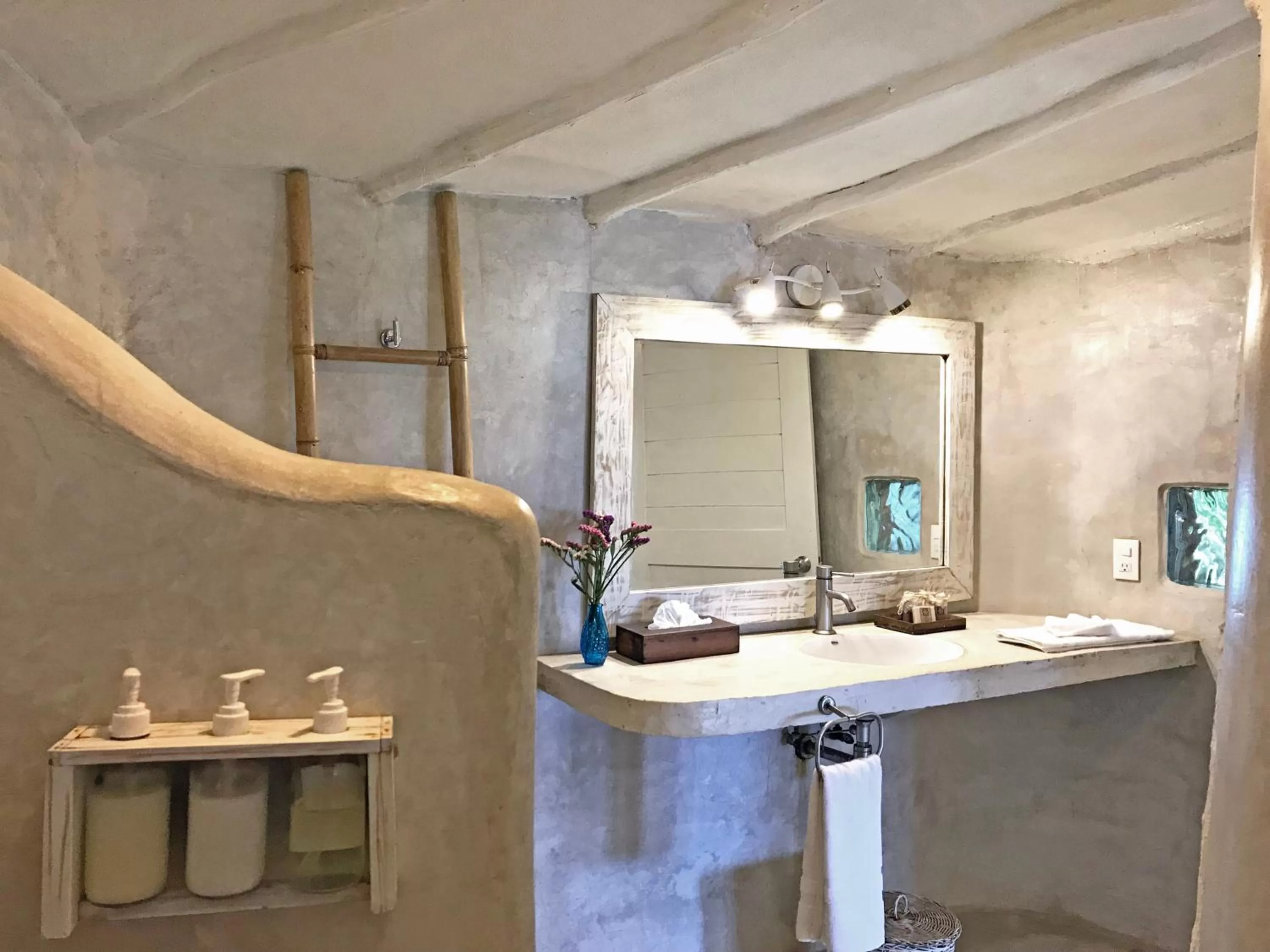 Shower in Coco Unlimited