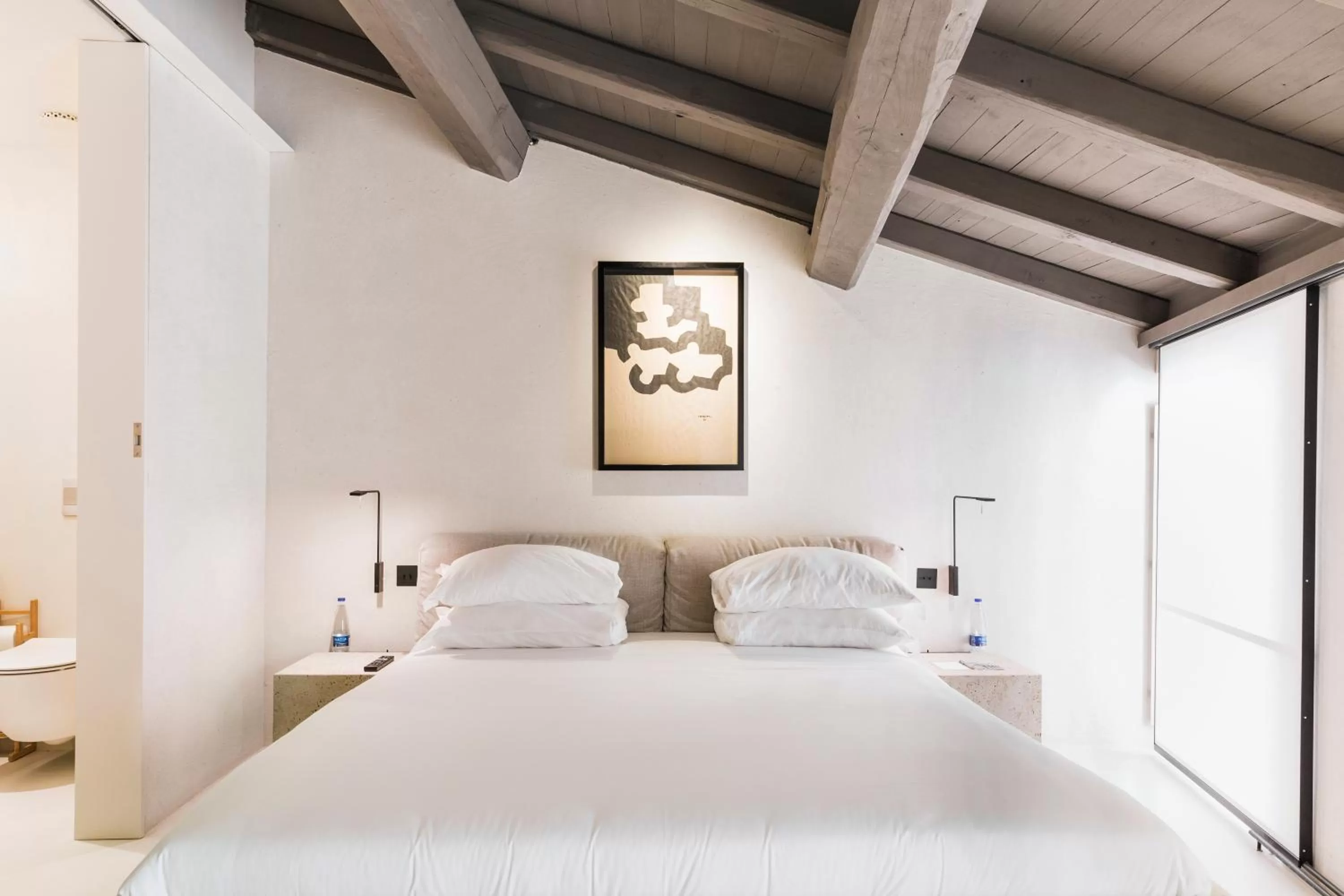 Photo of the whole room, Bed in Hotel Scenario