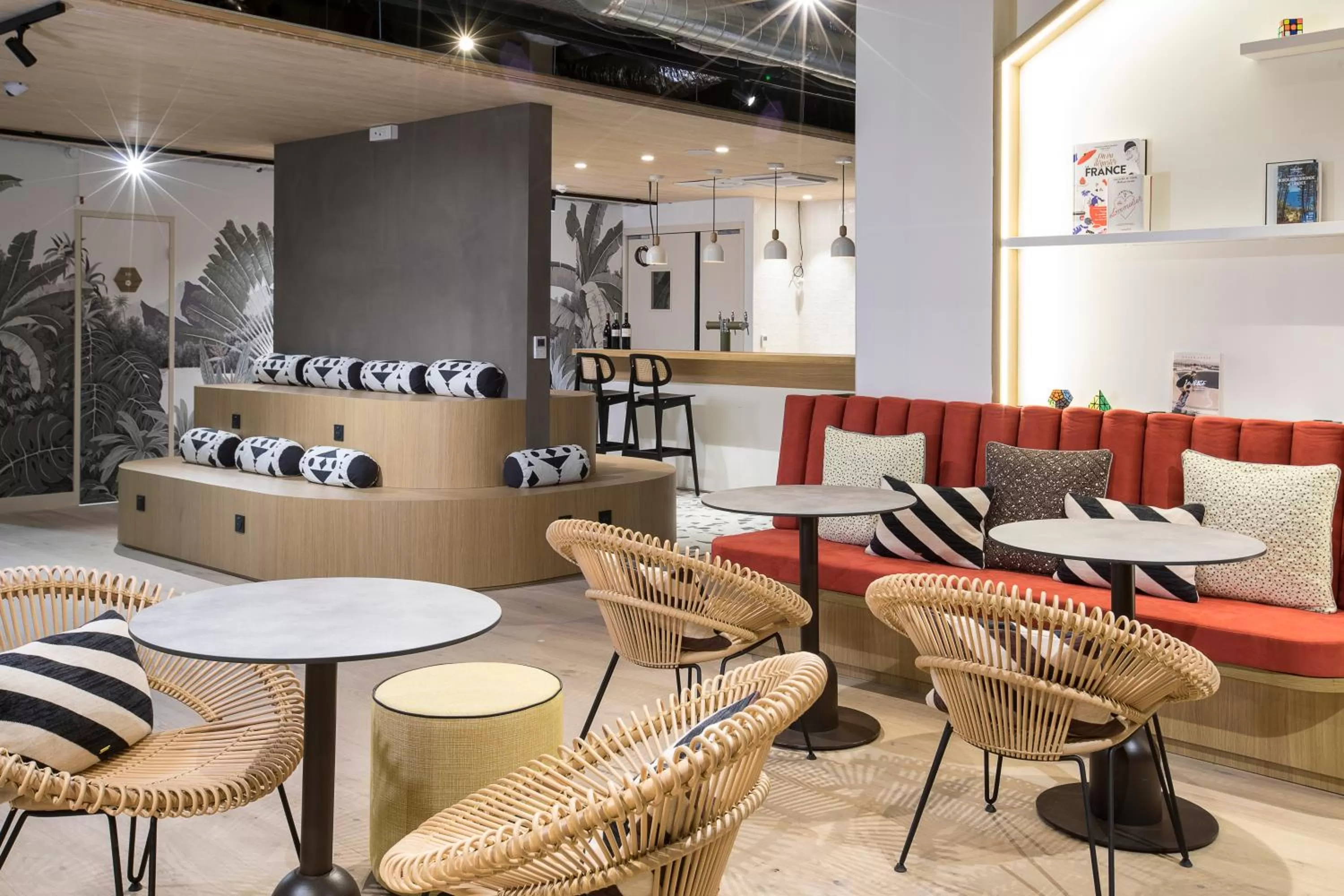 Lounge or bar in Hôtel Life Bordeaux Gare - BG