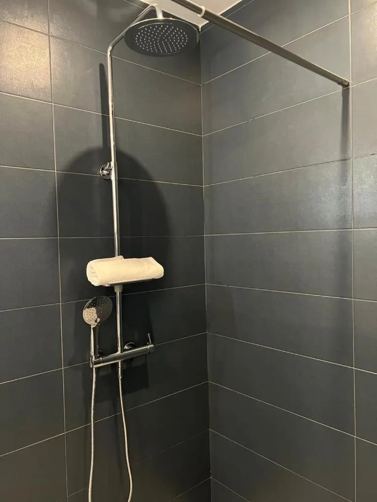 Shower in Hotel Baia Delle Sirene