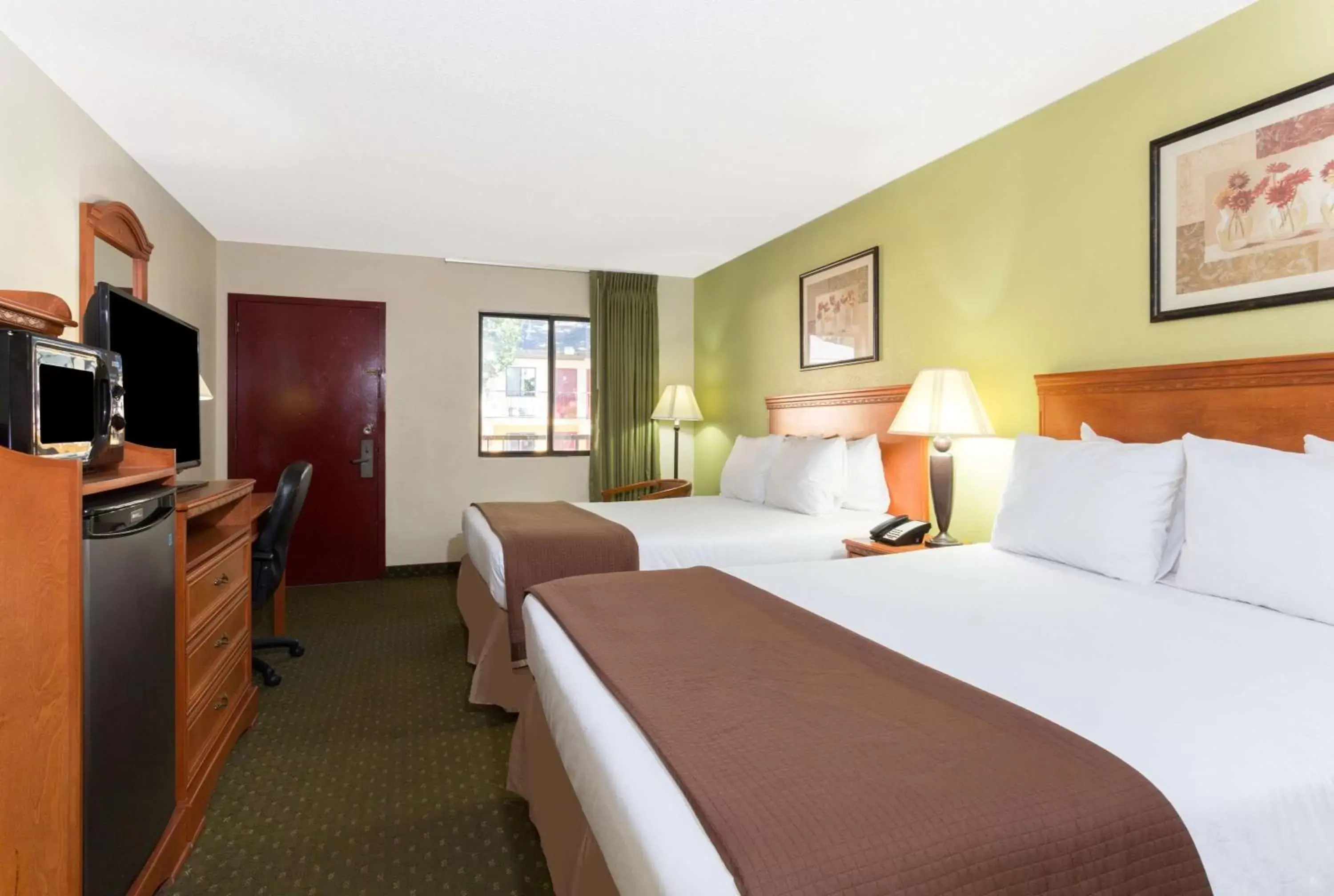 Queen Room with Two Queen Beds - Non-Smoking in Howard Johnson by Wyndham Tallahassee Queen Room with Two Queen Beds - Non-Smoking in Howard Johnson by Wyndham Tallahassee