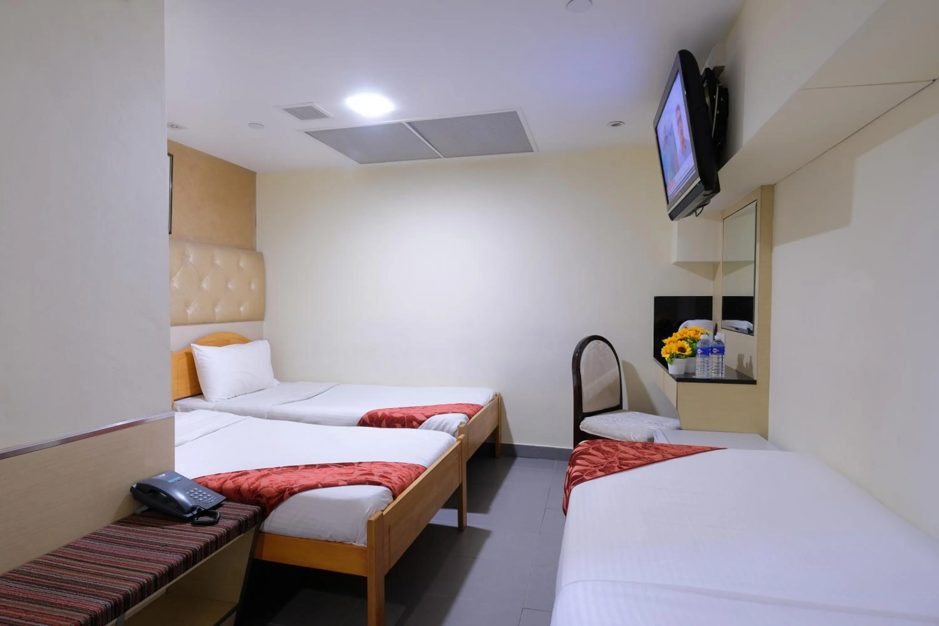 Bedroom, Bed in Sandpiper Hotel Singapore