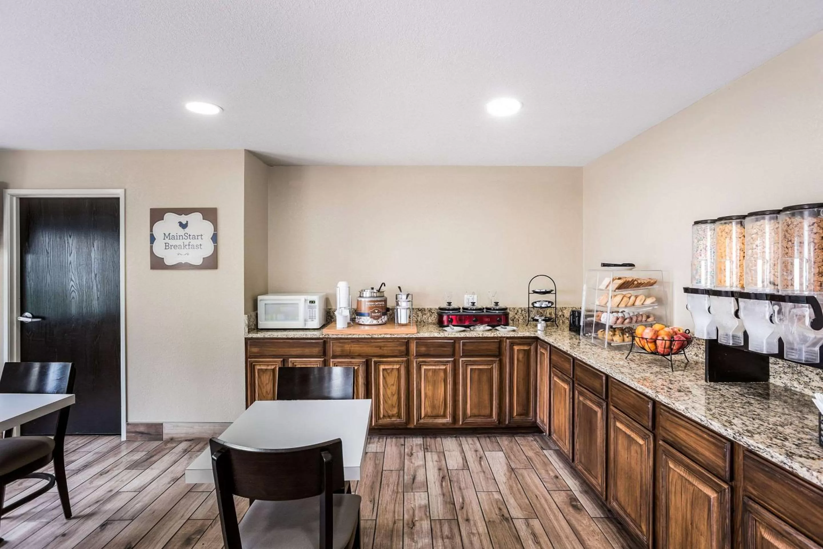 Restaurant/places to eat in MainStay Suites Cedar Rapids North - Marion