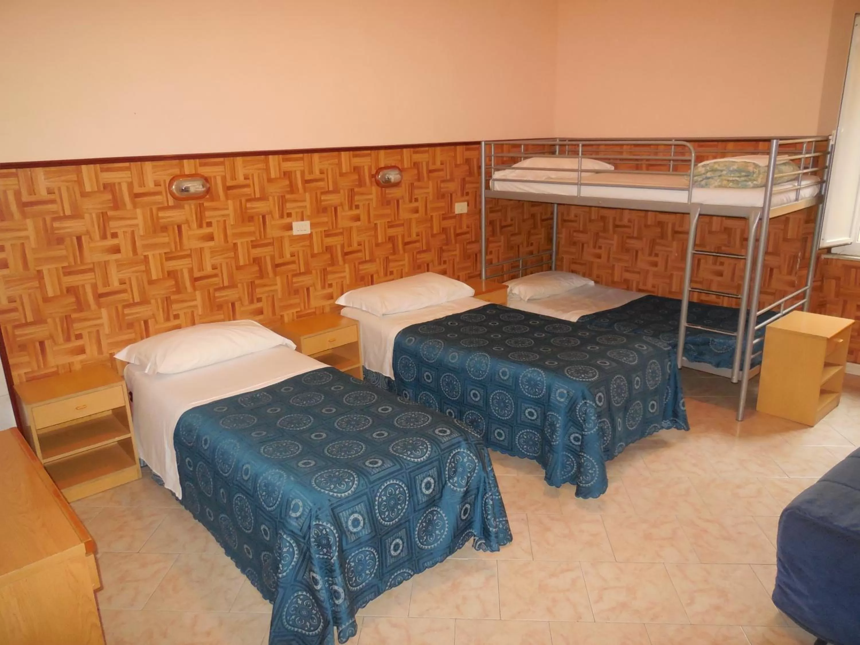 bunk bed, Bed in Cressy