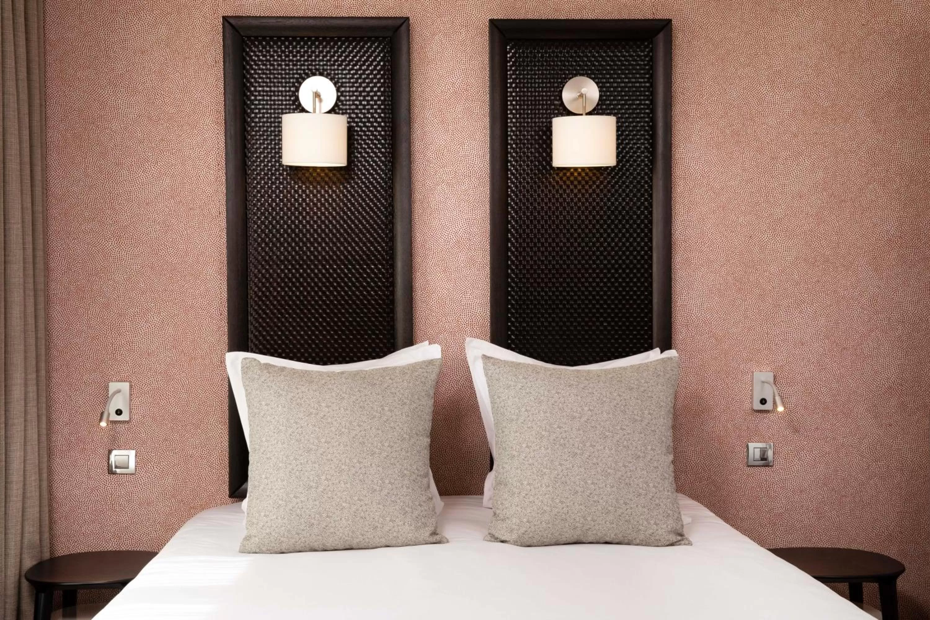 Bed in Hôtel Elysées Régencia