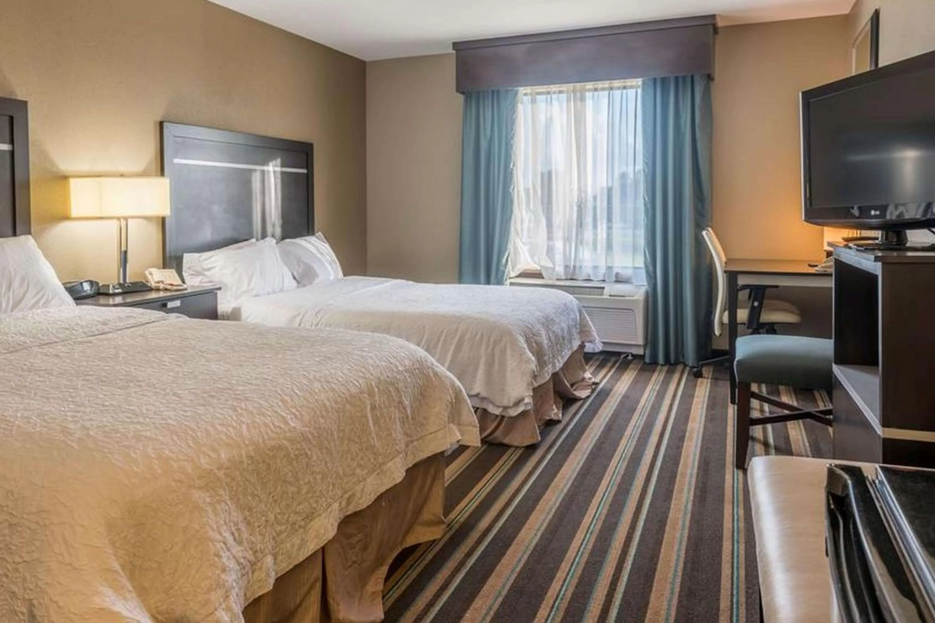 Bed in Hampton Inn New Albany