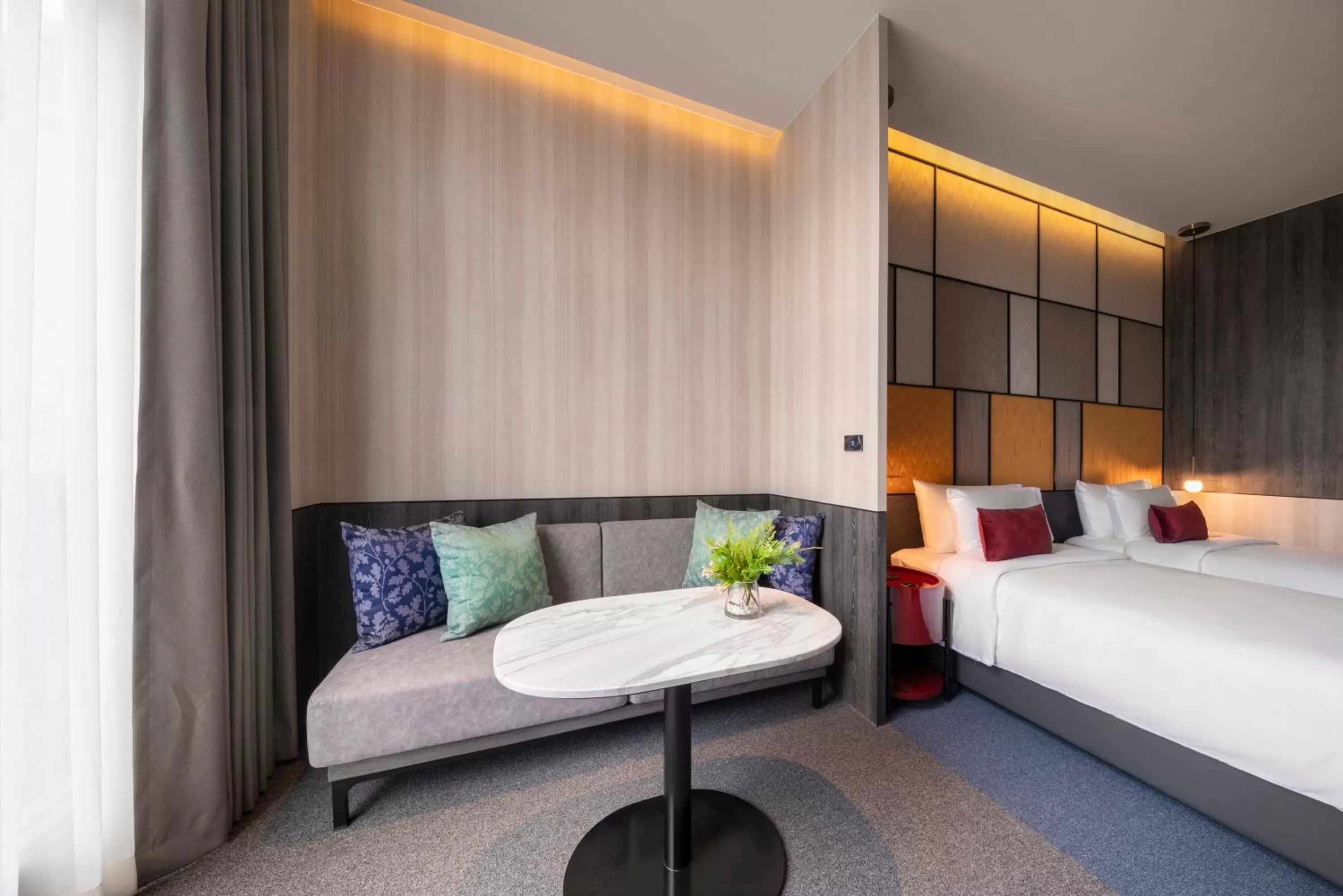 Living room, Bed in Ramada Plaza by Wyndham Bangkok Sukhumvit 48