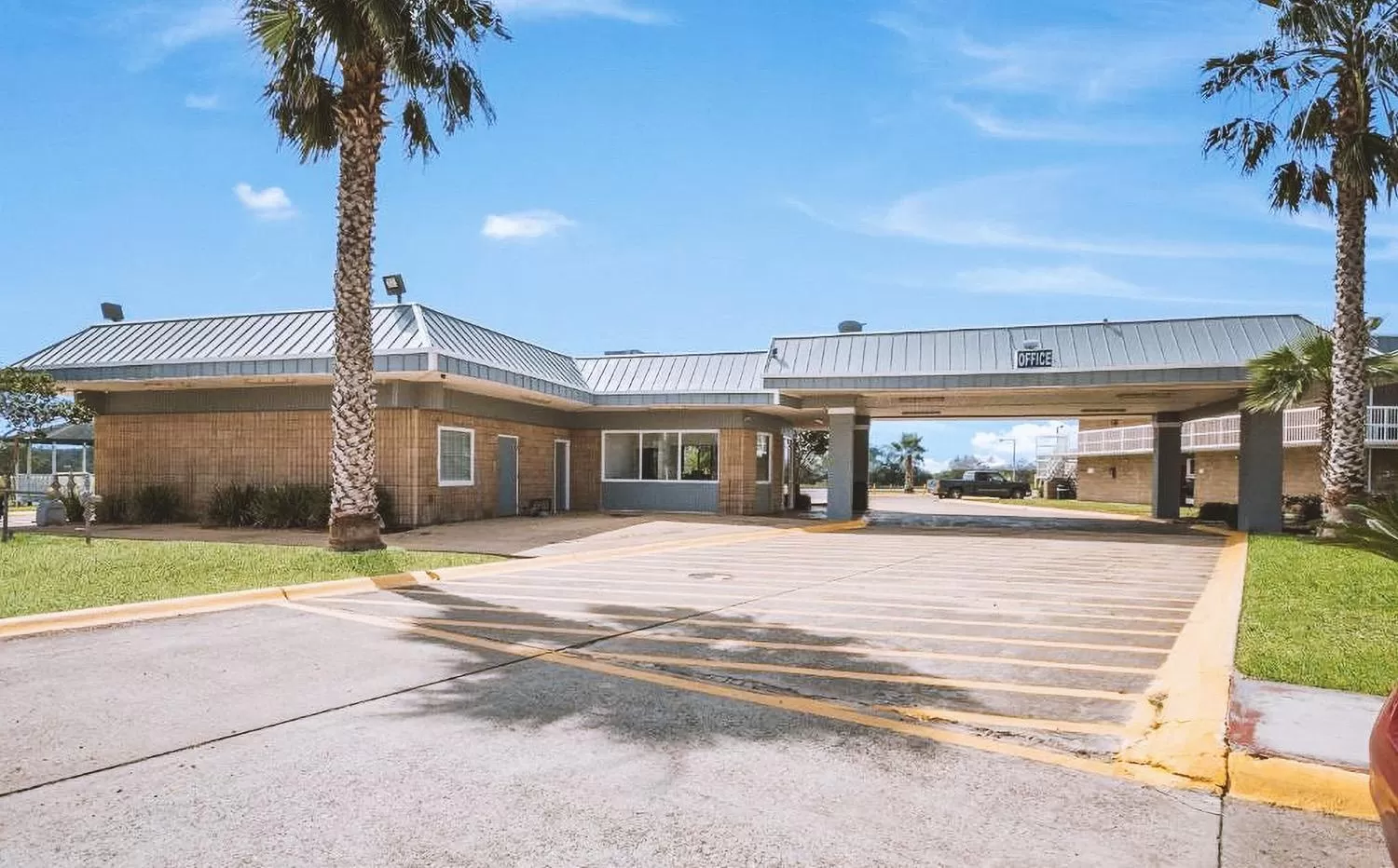 Property building in Sky Palace Inn & Suites By Jasper Beeville