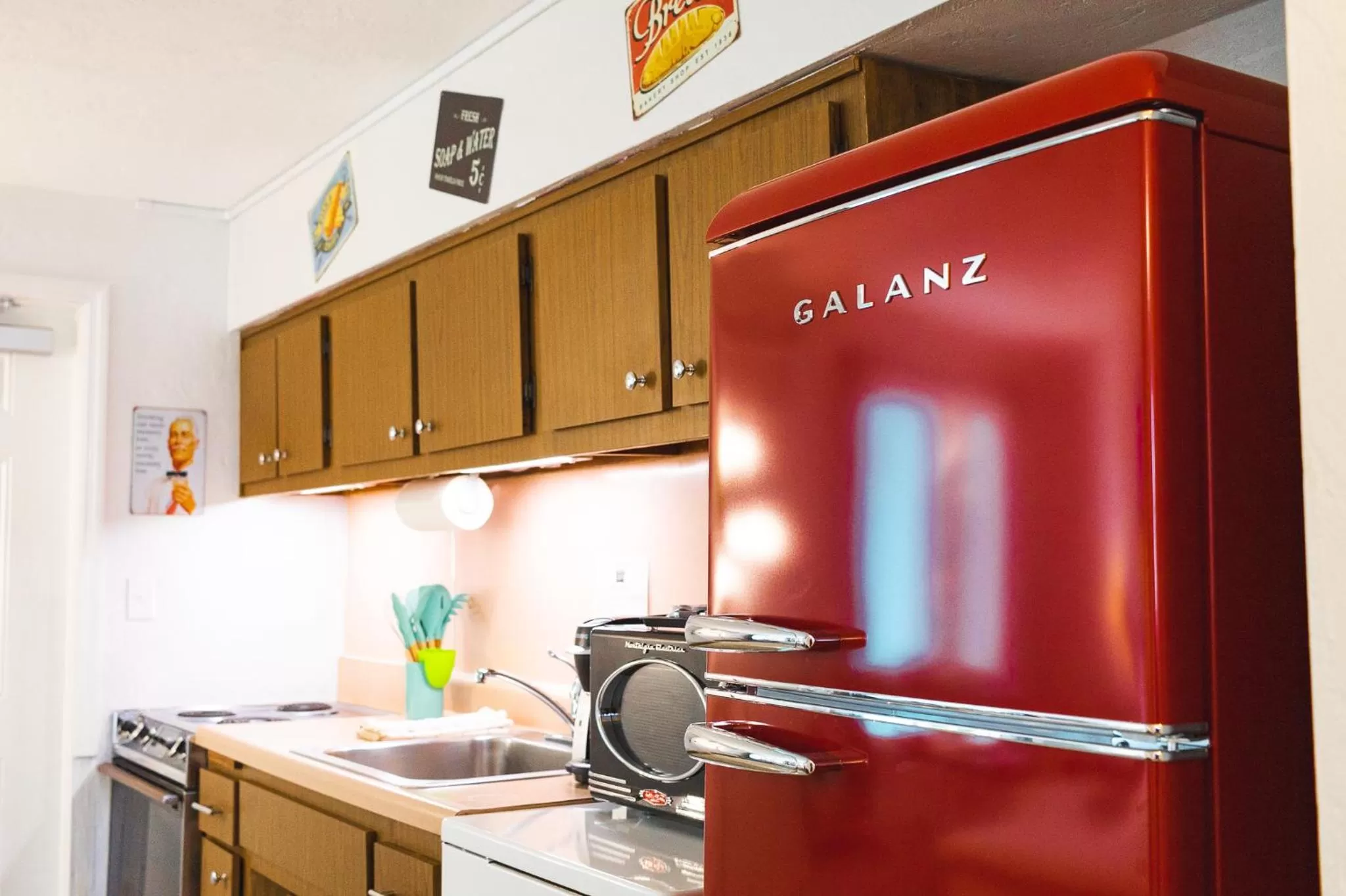 Kitchen or kitchenette in Sea Jay Motel and Marina