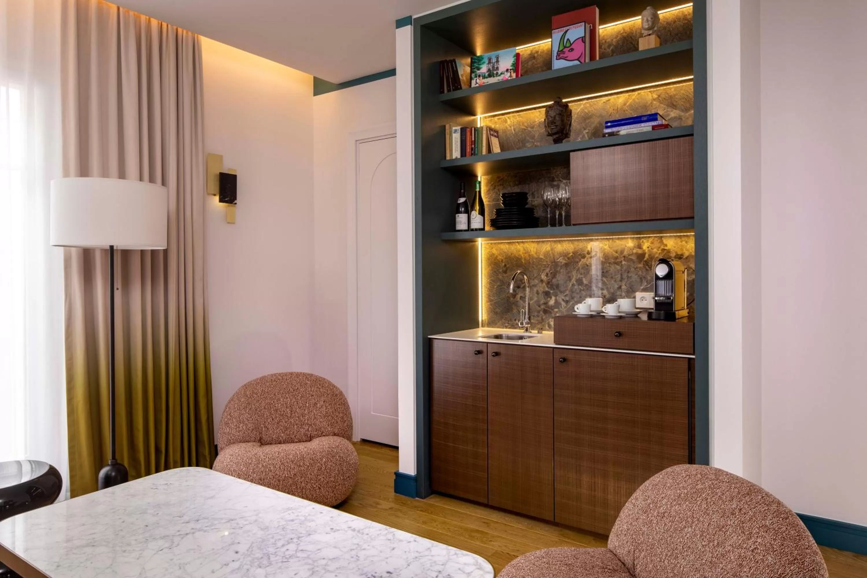 Kitchen or kitchenette, Bed in Hôtel Bel Ami