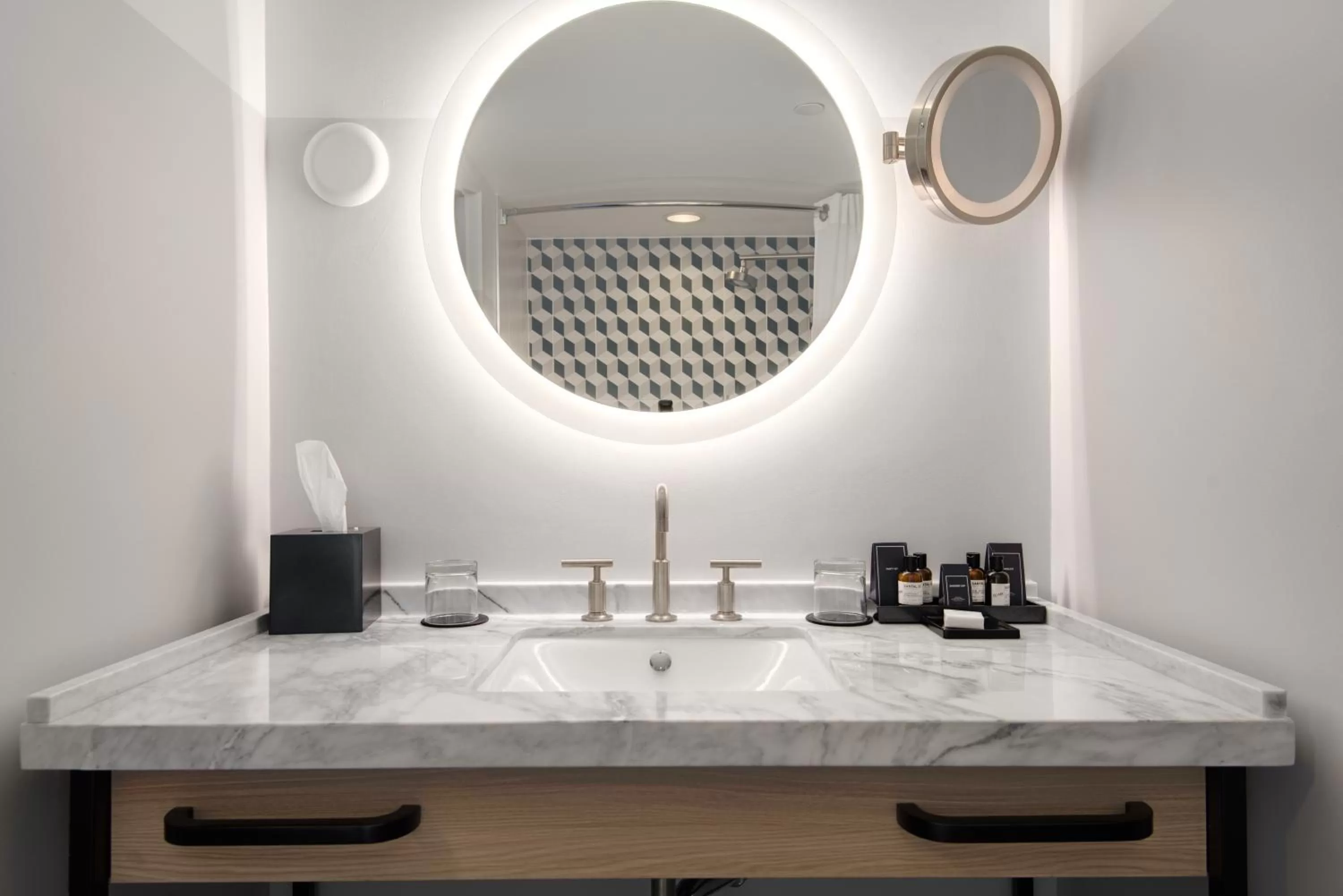 Shower in The Duniway Portland, A Hilton Hotel