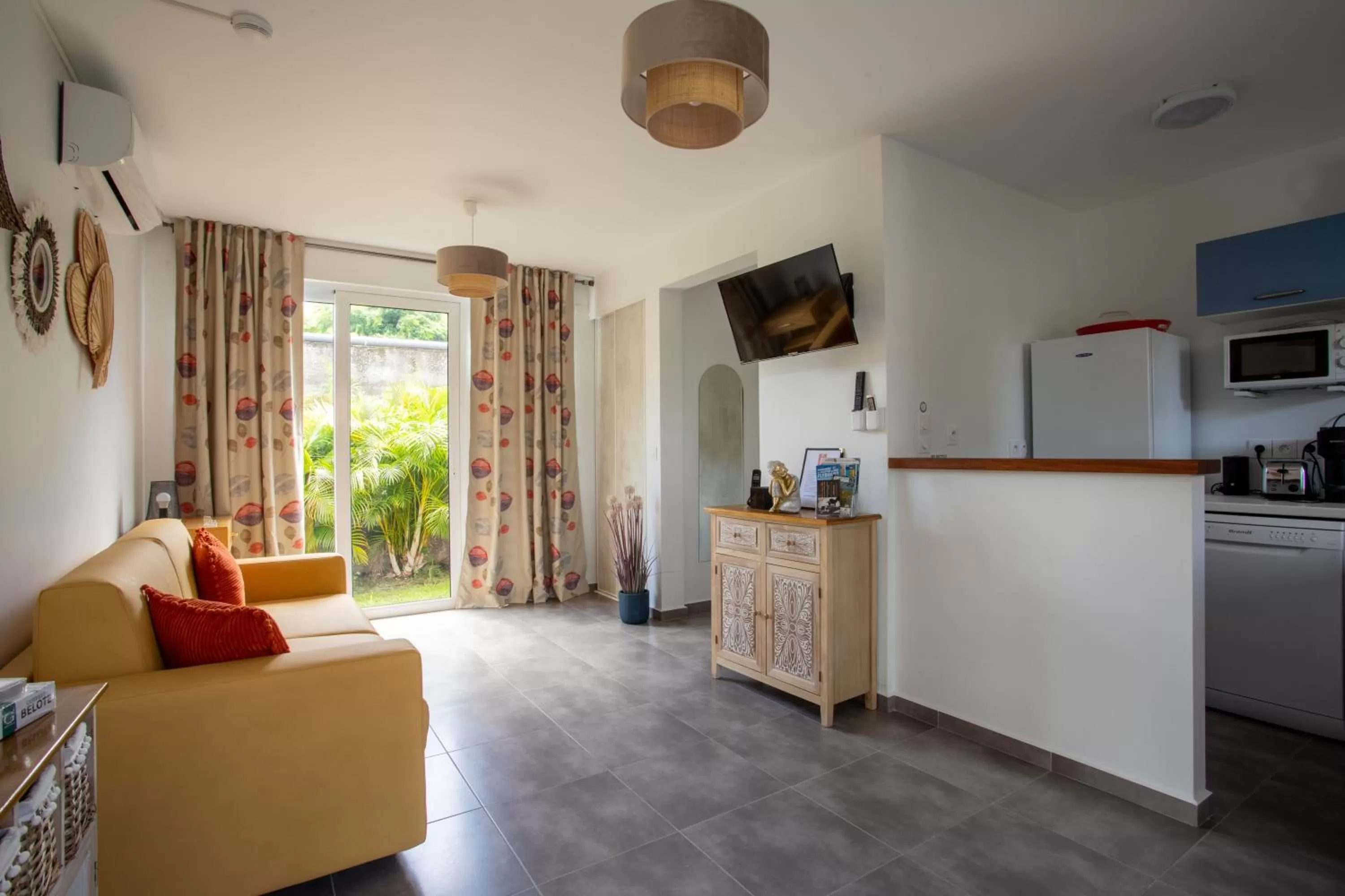 TV and multimedia in Hôtel Guadeloupe Palm Suites