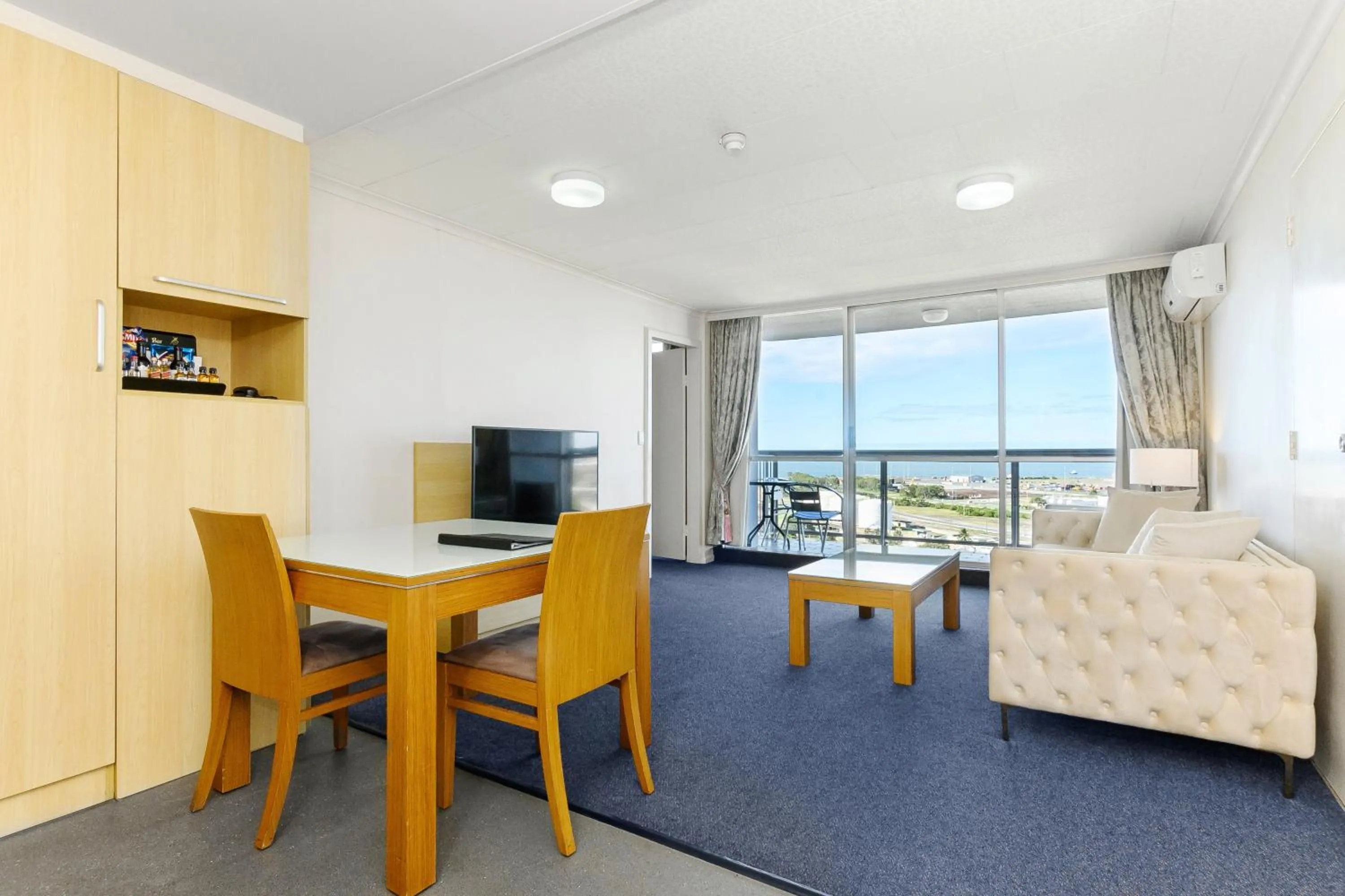 Living room in Metro Hotel & Apartments Gladstone