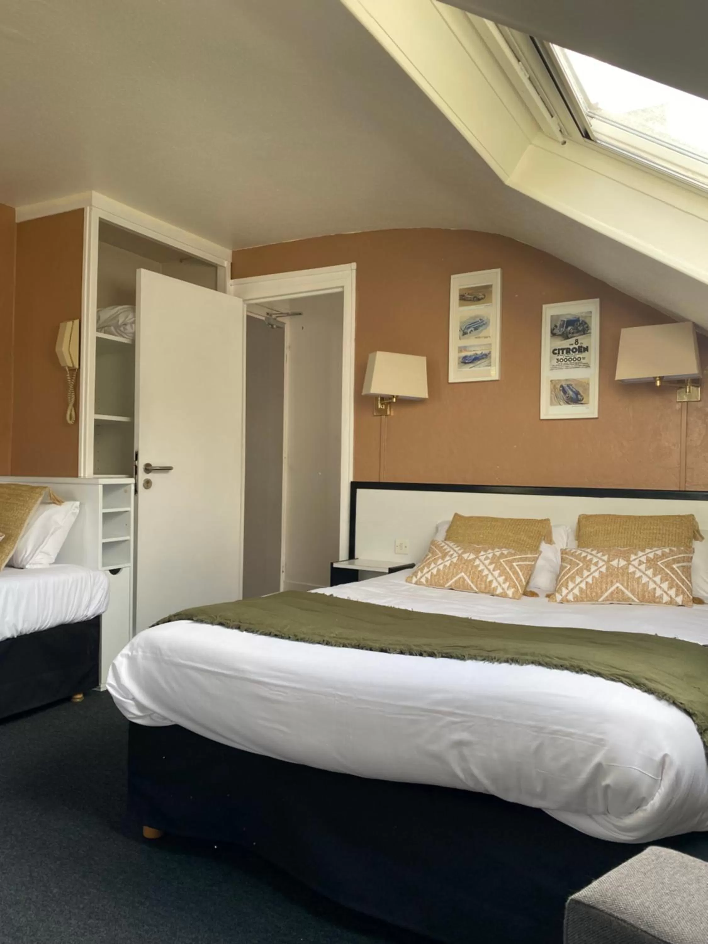 Bed in Hôtel Céline - Hôtel de la Gare