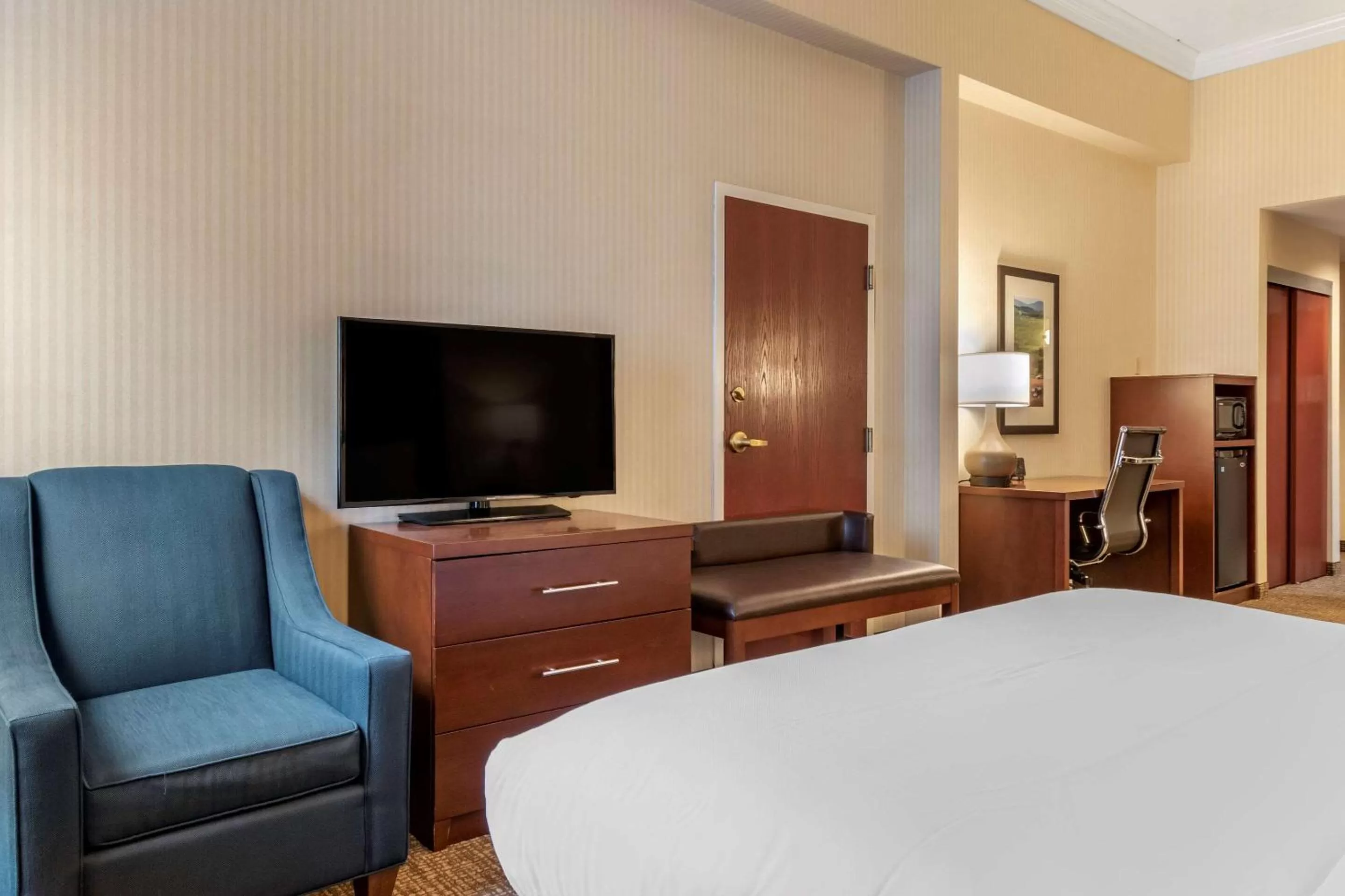 Photo of the whole room, Bed in Comfort Suites Downtown Carlisle