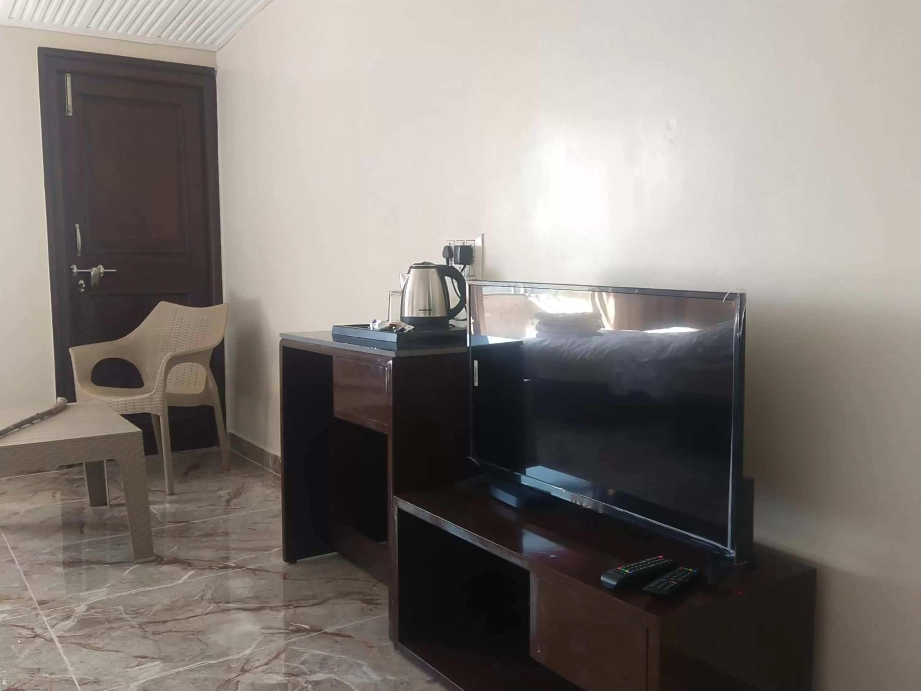Coffee/tea facilities, TV/Entertainment Center in Dhanlaxmi Apartments