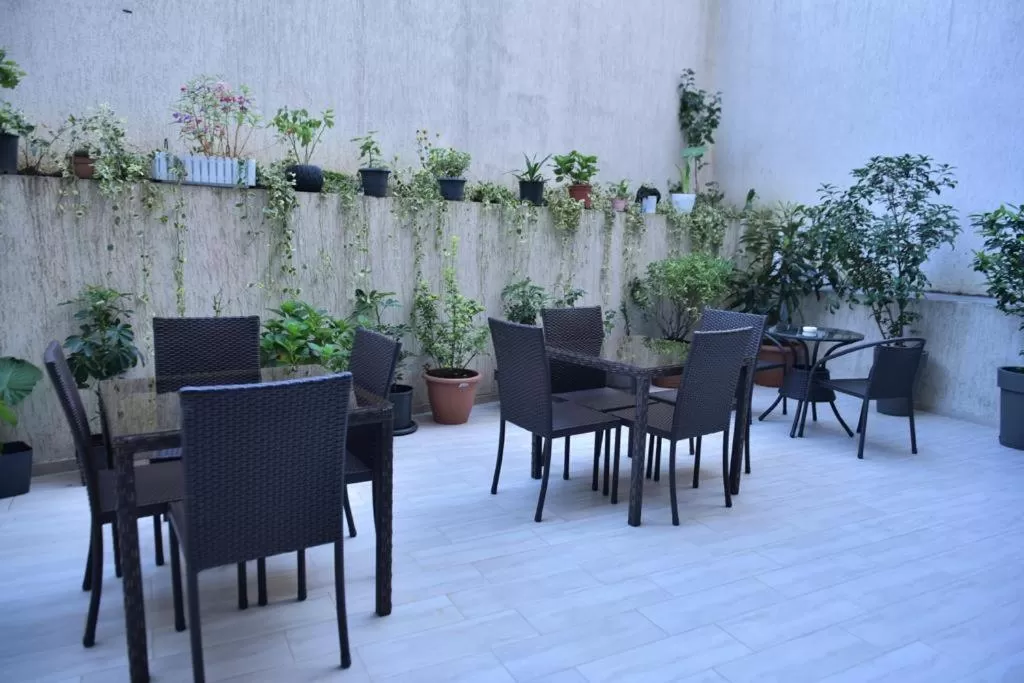 Restaurant/Places to Eat in Old Batumi Hotel