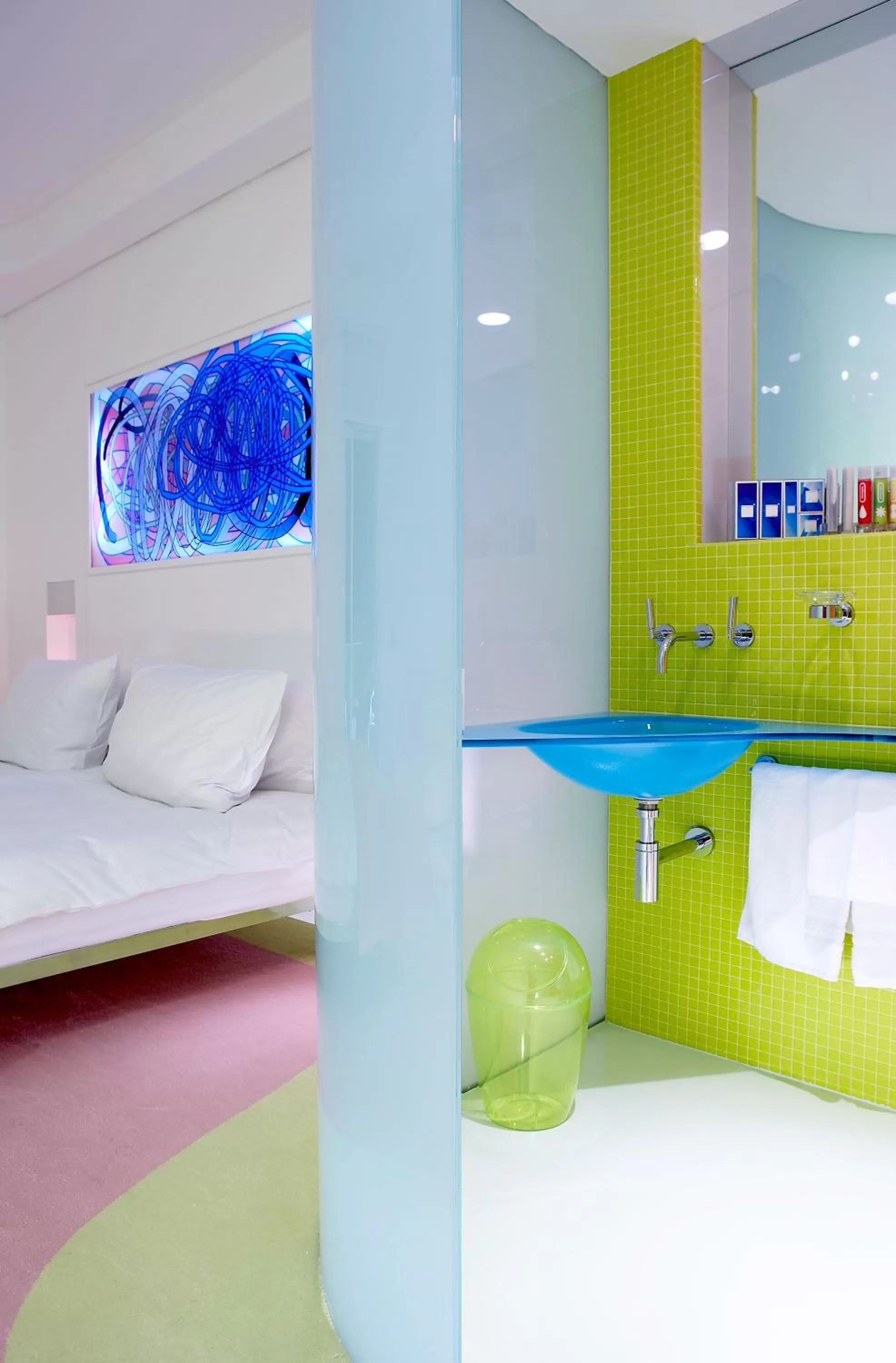 Photo of the whole room, Bed in Semiramis