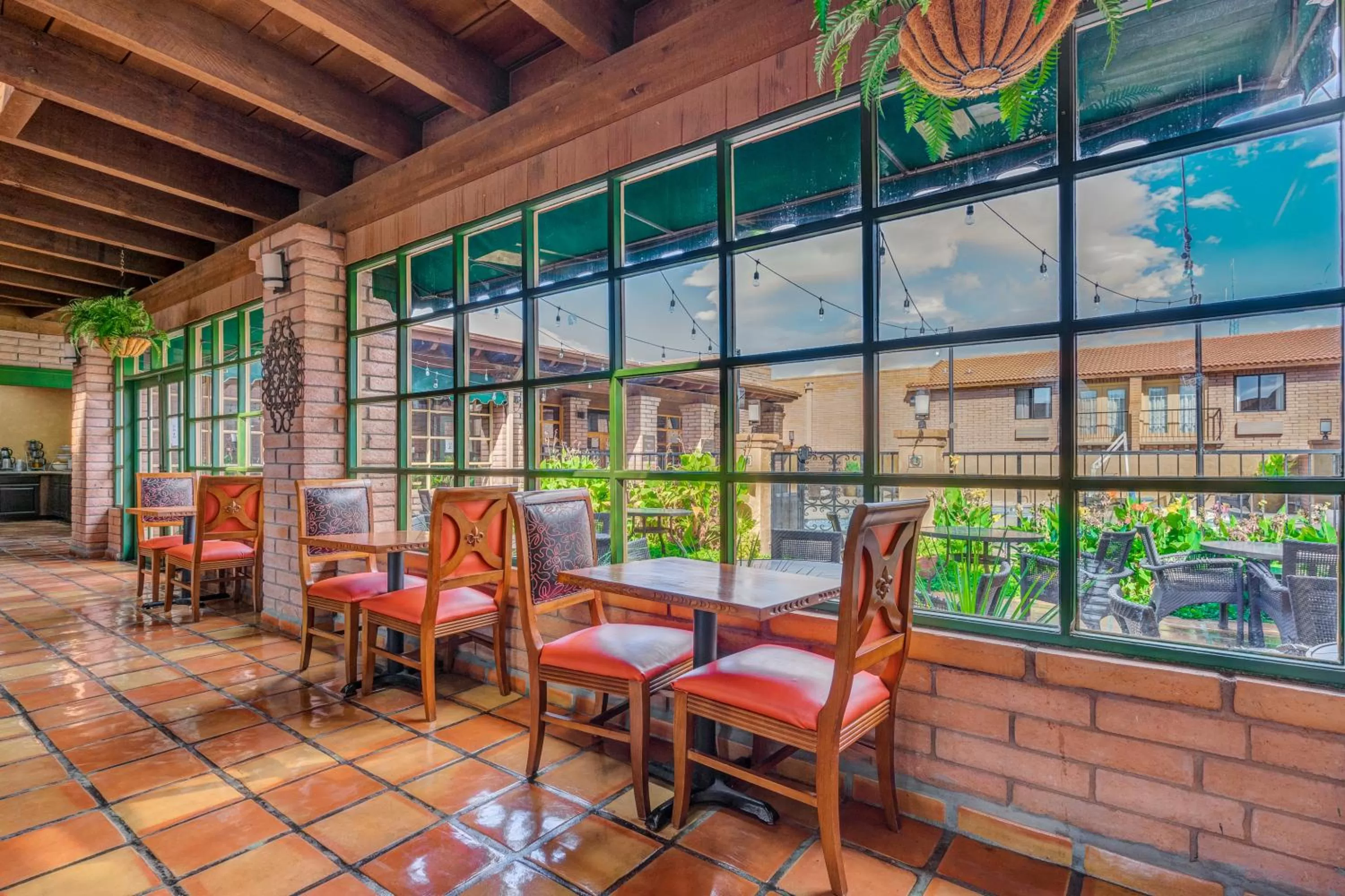 Restaurant/places to eat in Sierra Suites Boutique Hotel