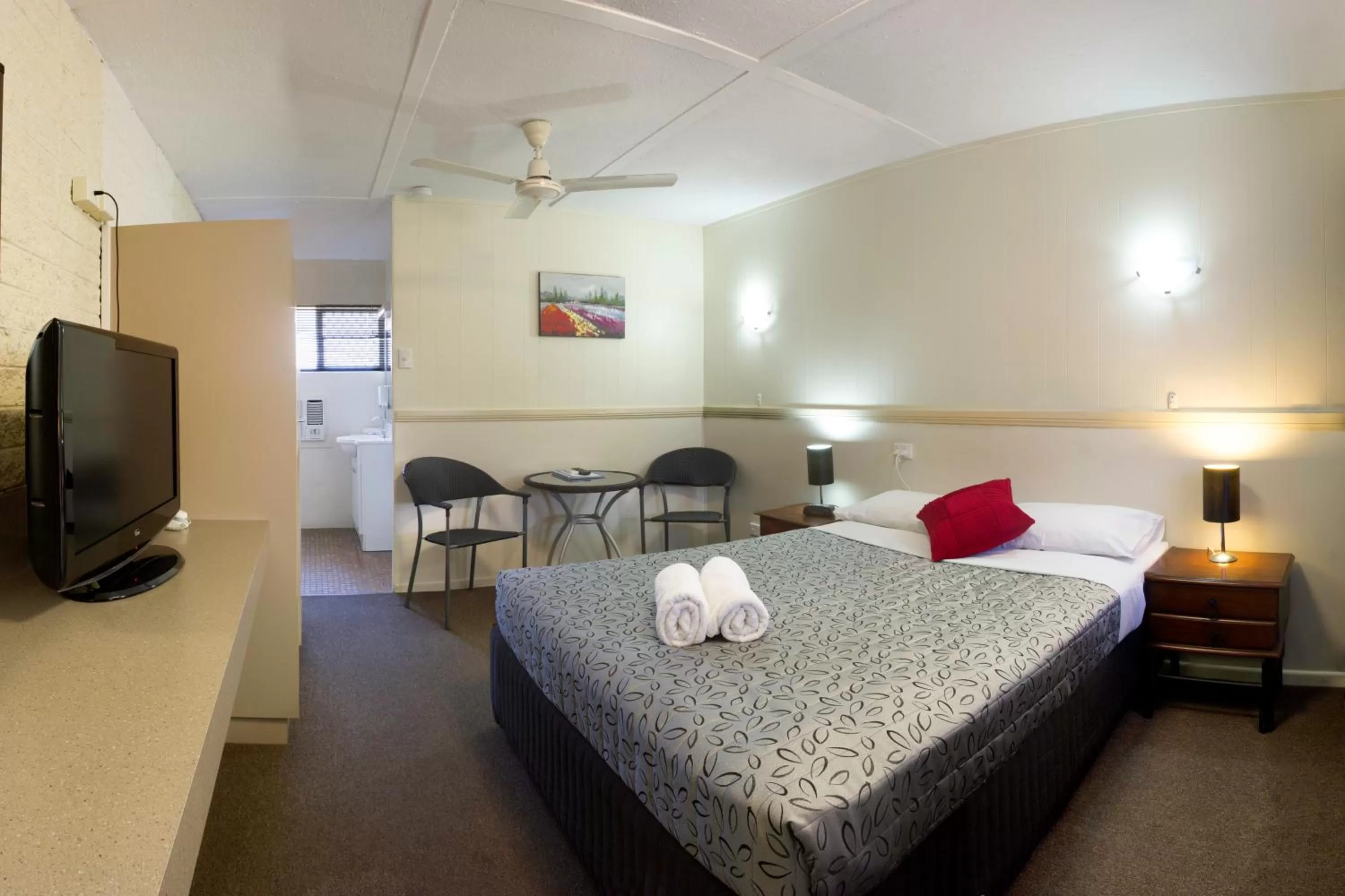 Bedroom, Bed in Miners Lodge Motor Inn