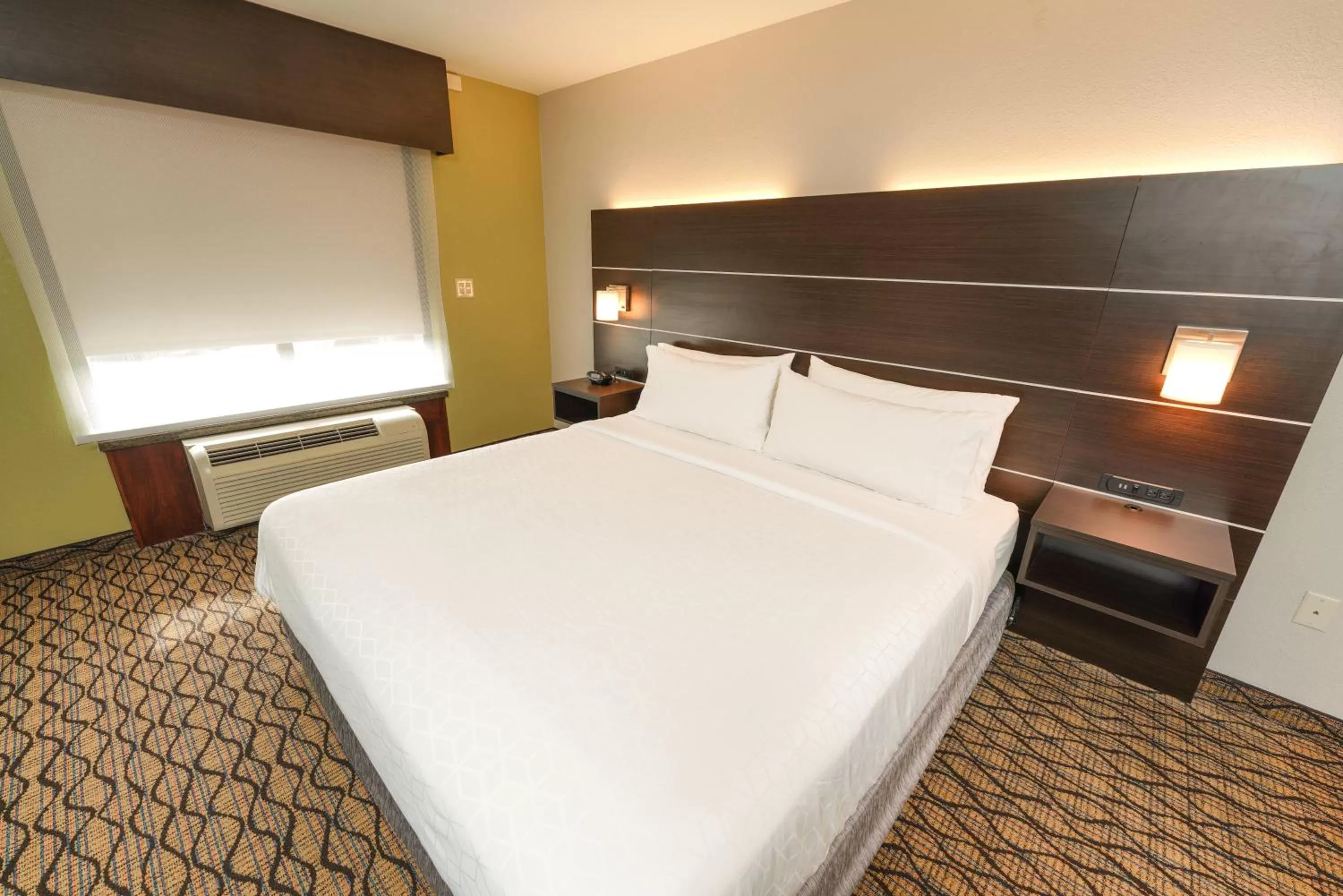 Photo of the whole room, Bed in Holiday Inn Express and Suites Springfield Medical District by IHG