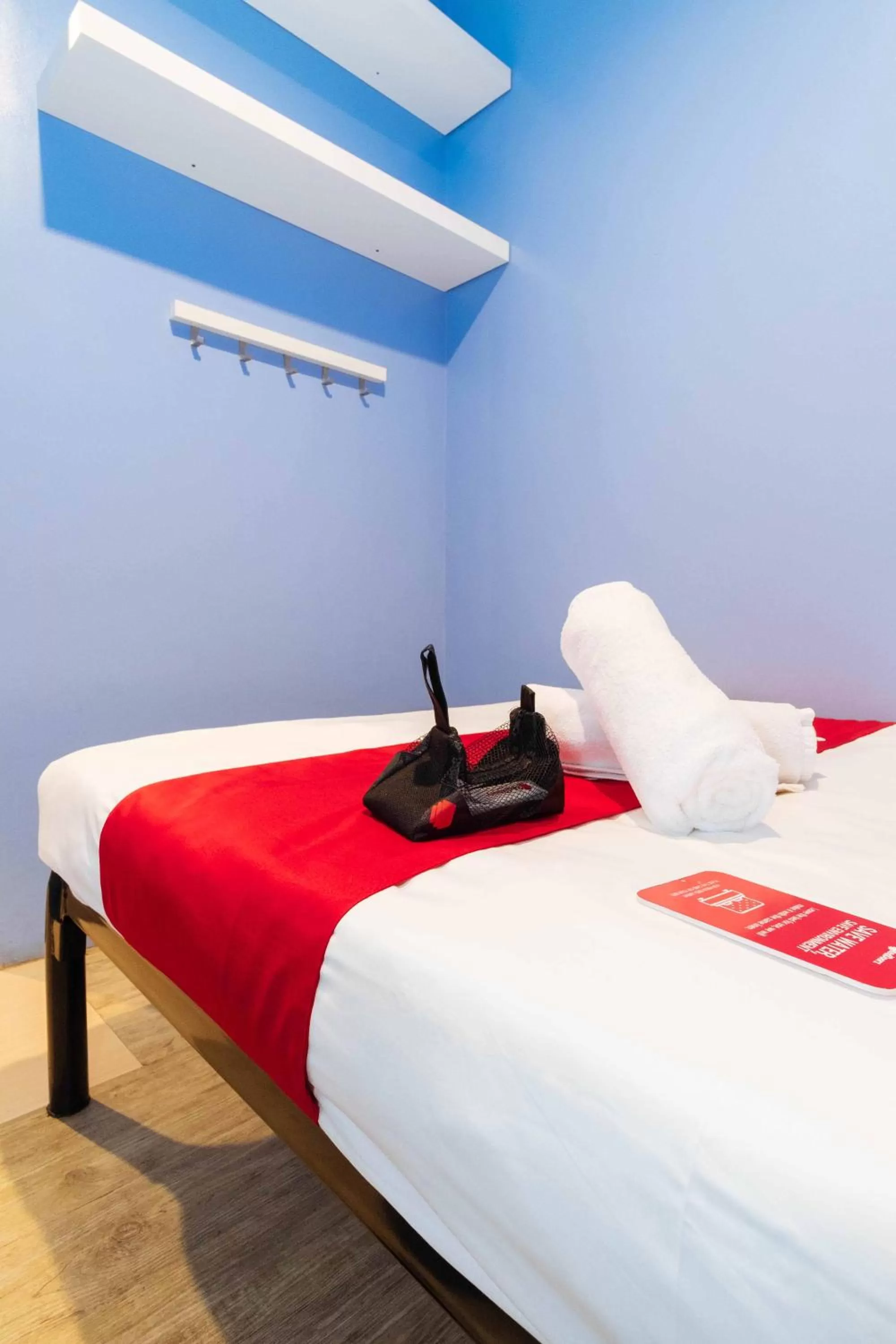 Bedroom, Bed in RedDoorz at Hotel Rosemarie