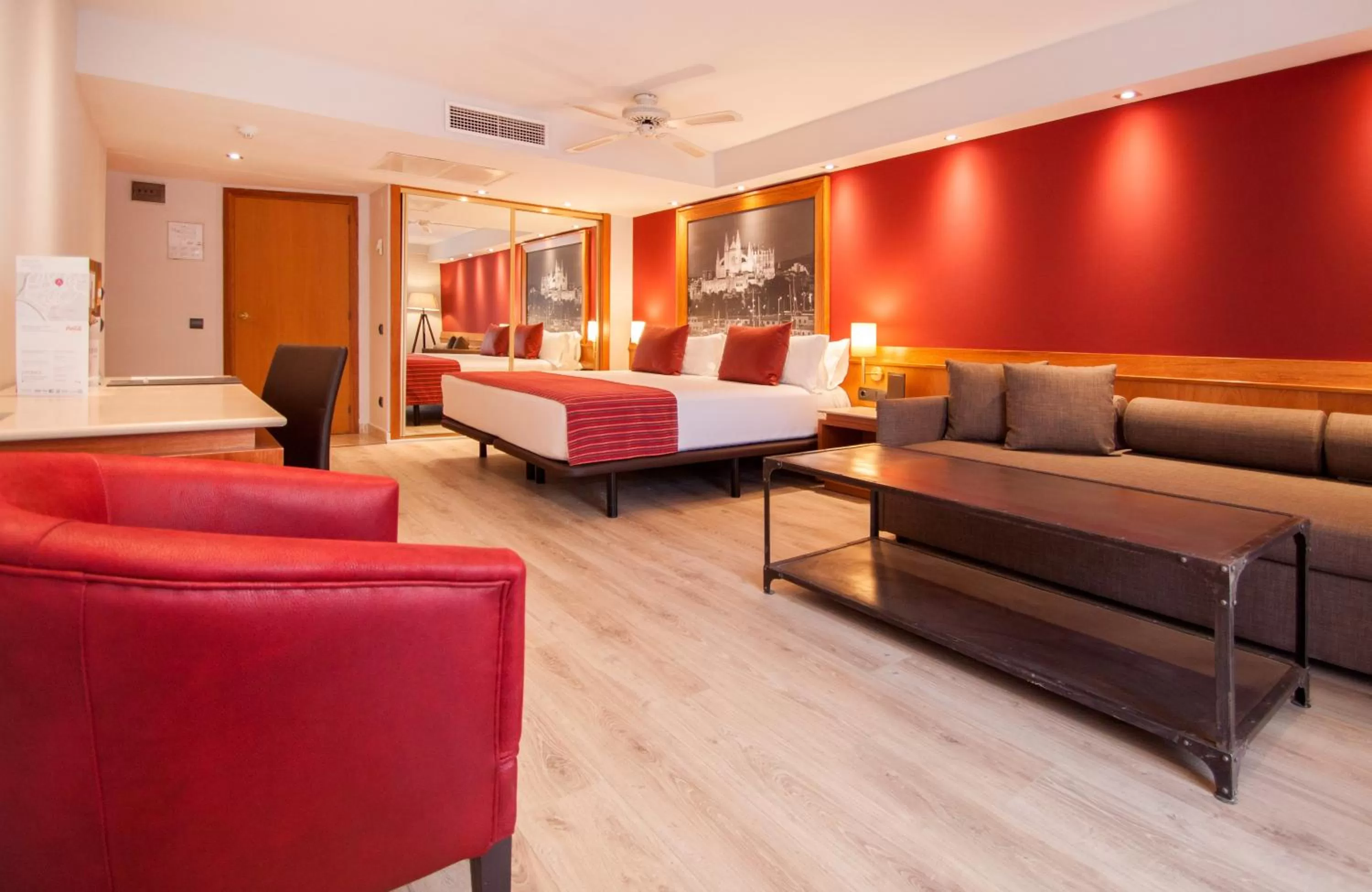 Photo of the whole room, Bed in Catalonia Majórica