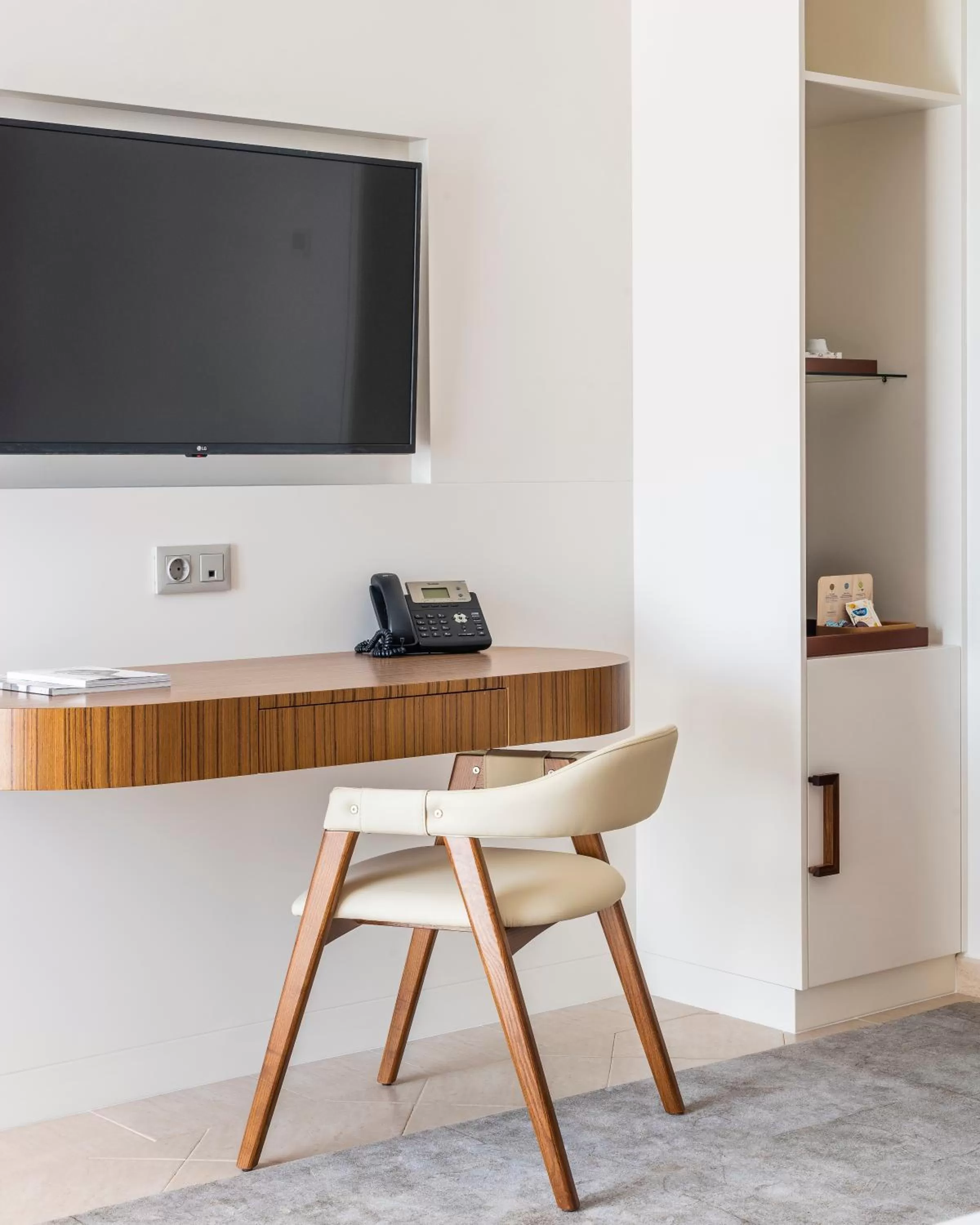 TV and multimedia in Regency Salgados Hotel & Spa