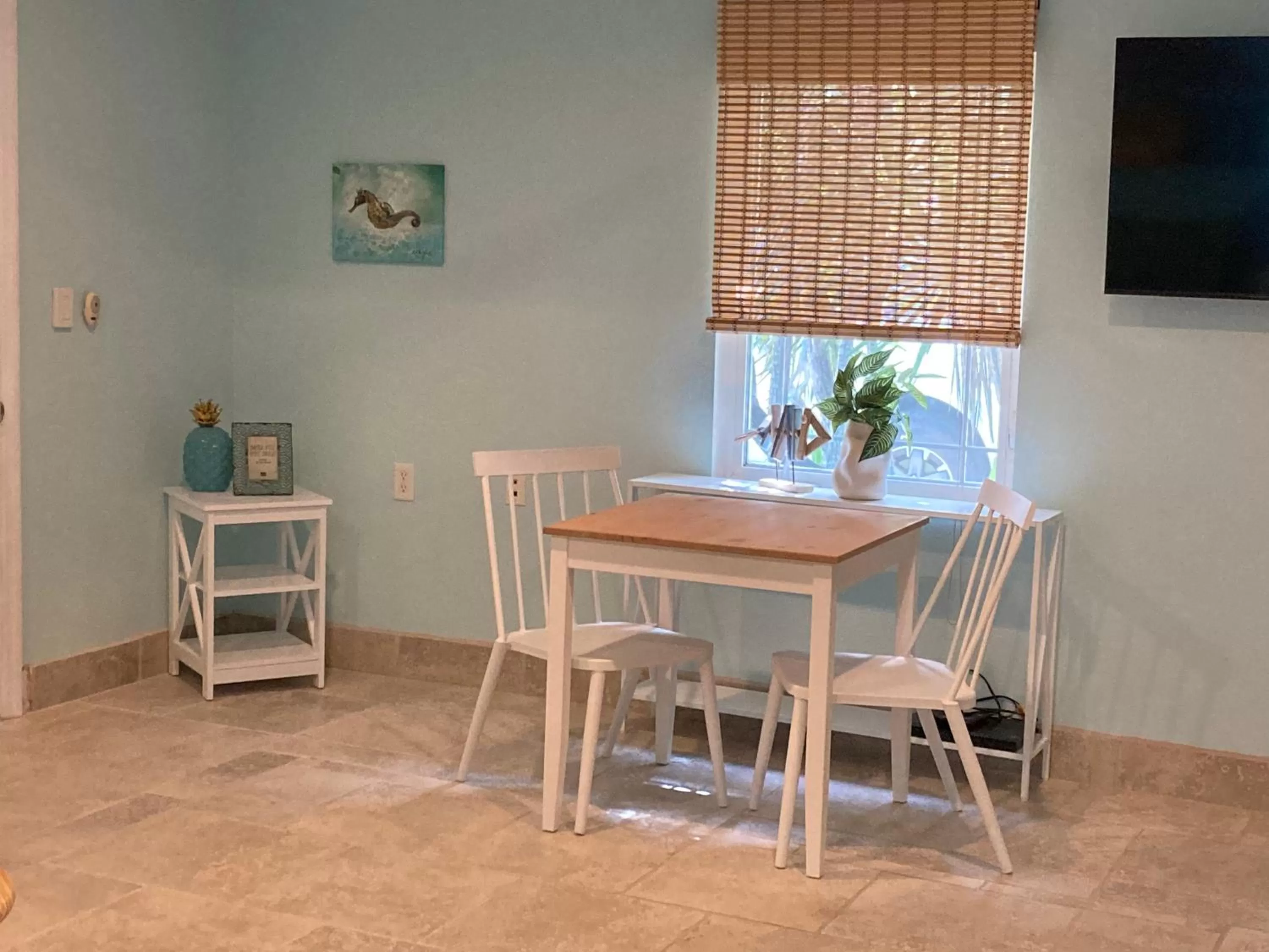 3Gulls Inn Ozona-Boutique Hotel-Steps from Restaurants & Brewery-SwimSpa Pool-Pet Friendly