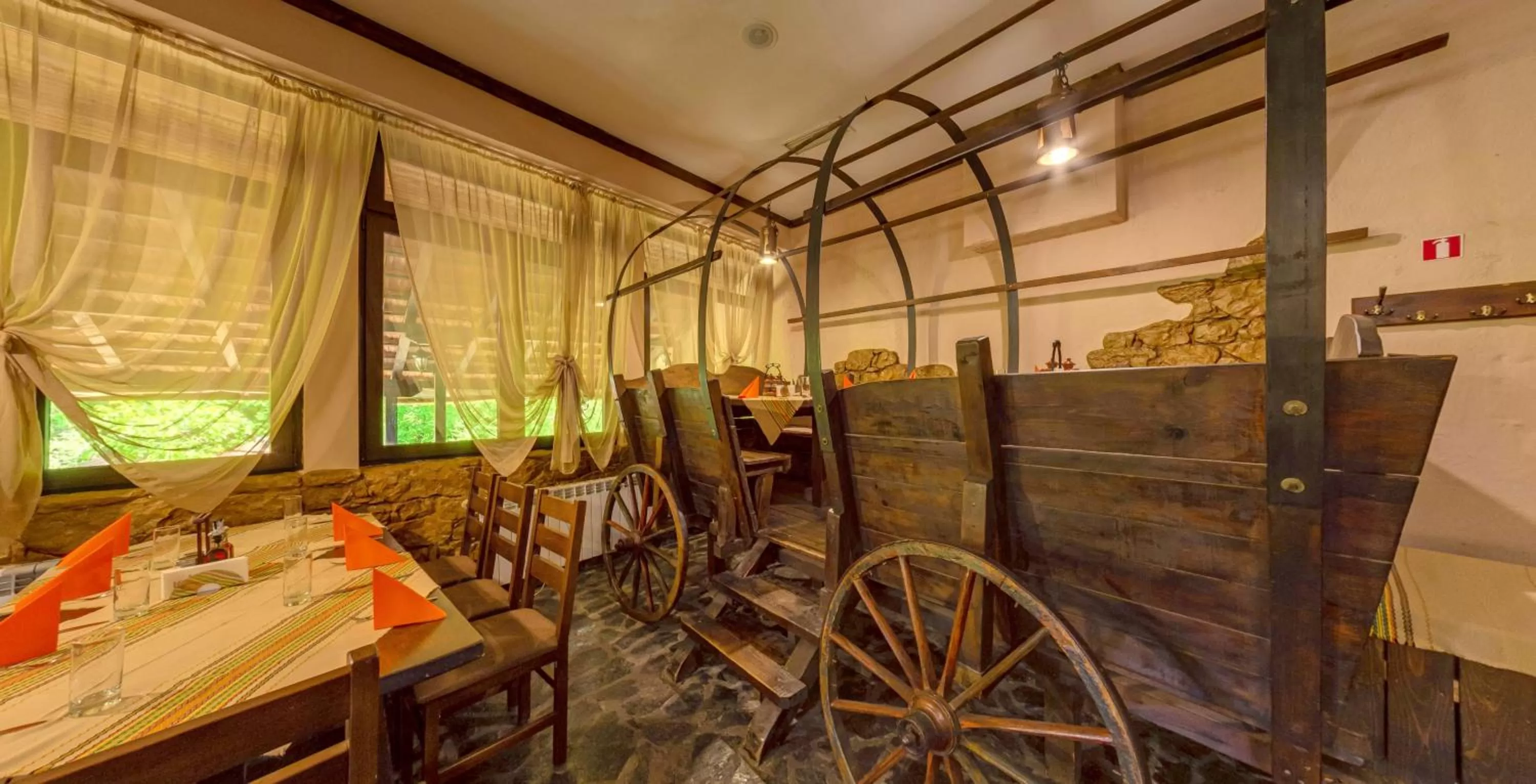 Restaurant/Places to Eat in Troyan Plaza Hotel