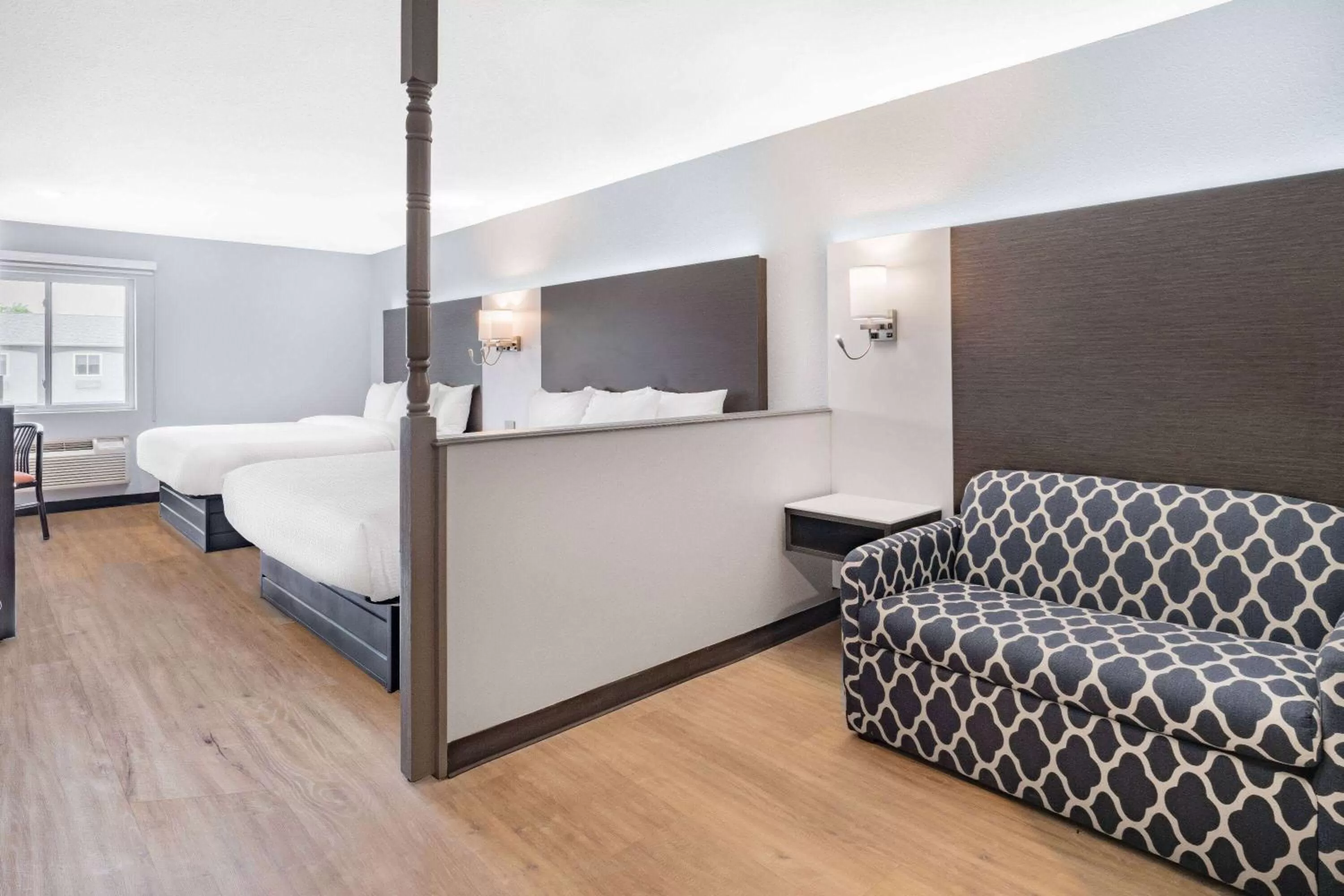 Bed in Days Inn & Suites by Wyndham Niagara Falls/Buffalo