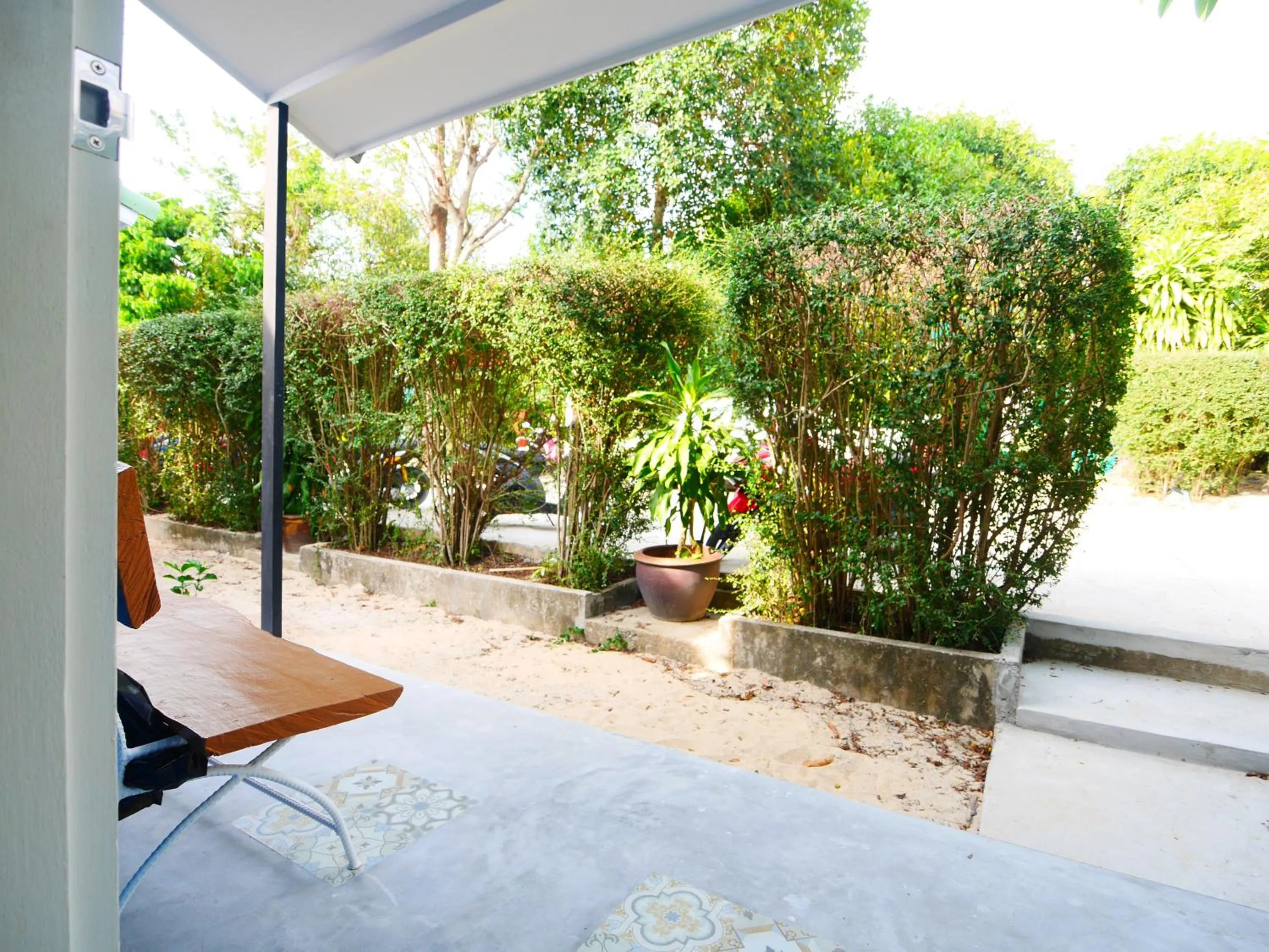 Garden view in Forest Bungalows & Mama's Restaurant