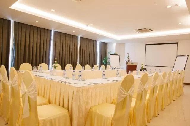 Business facilities in River Hotel