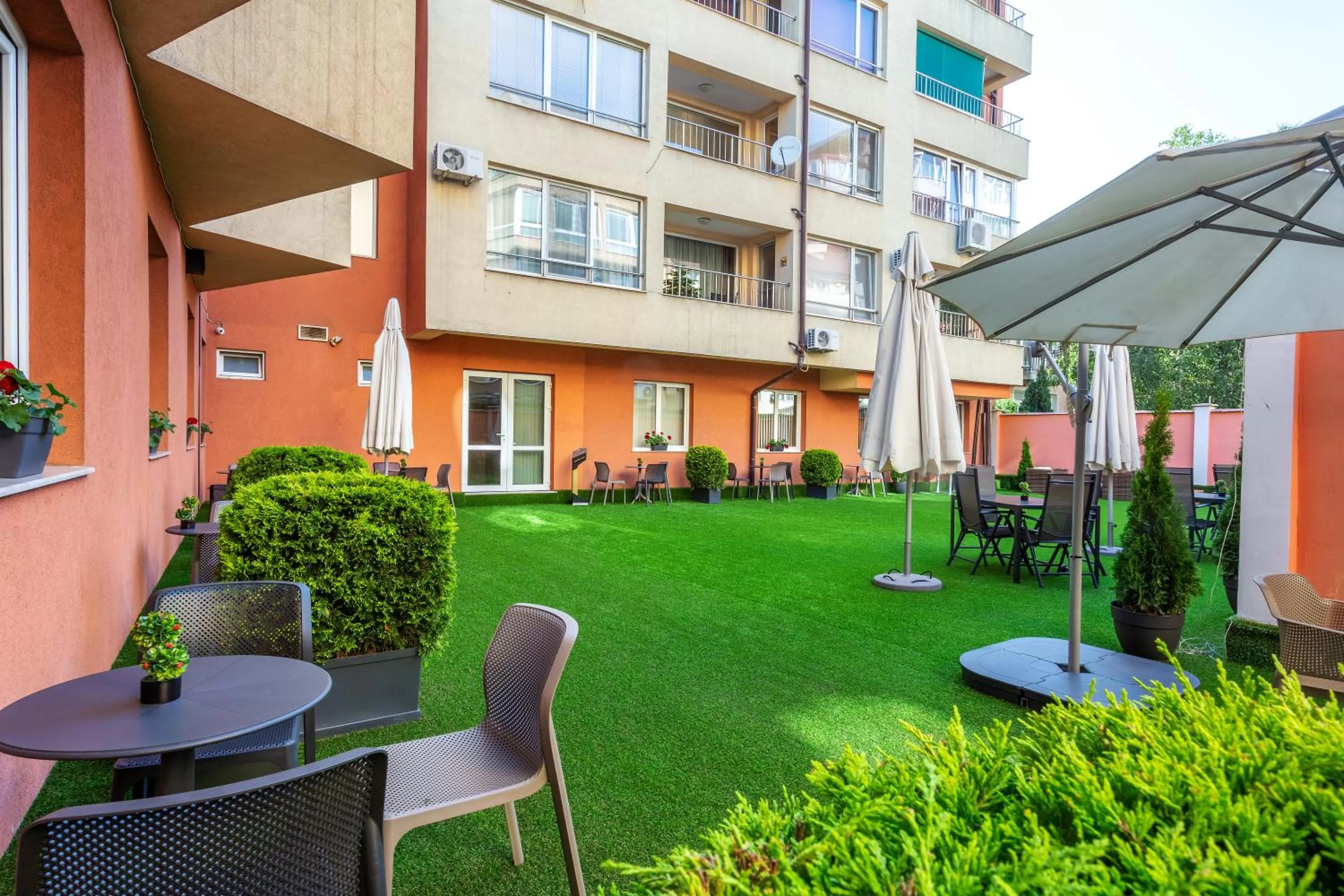 Patio in City Avenue Hotel