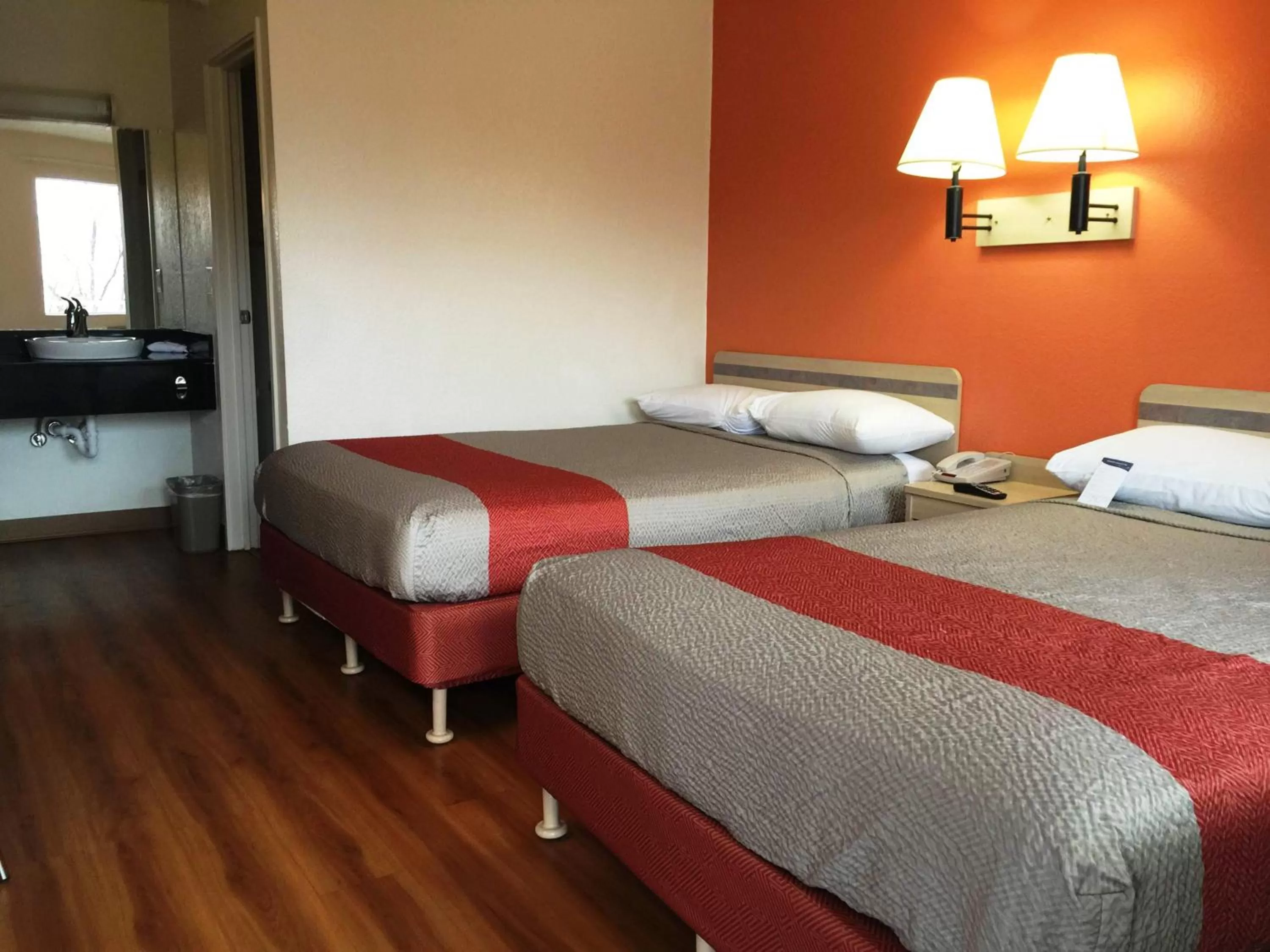 Bedroom, Bed in Motel 6-Roseville, MN - Minneapolis North