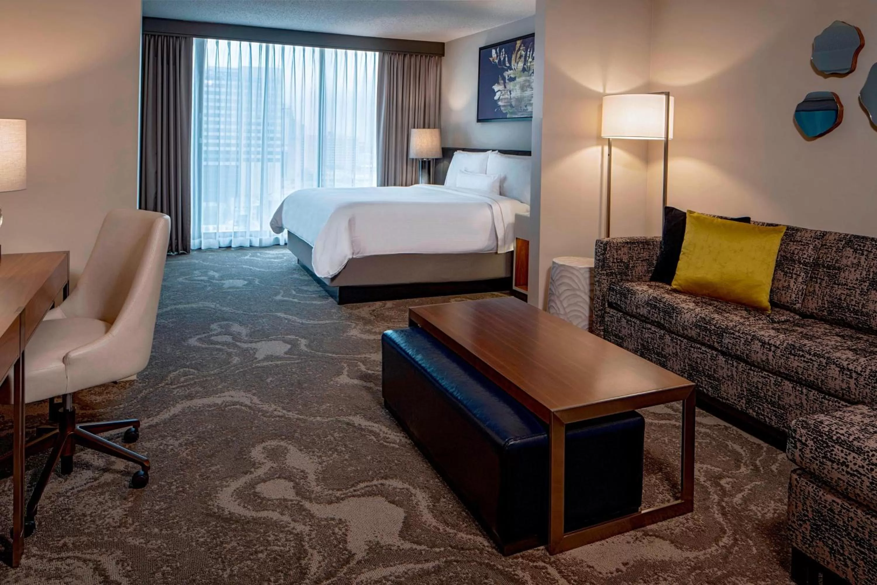 Living room, Bed in The Westin Oaks Houston at the Galleria
