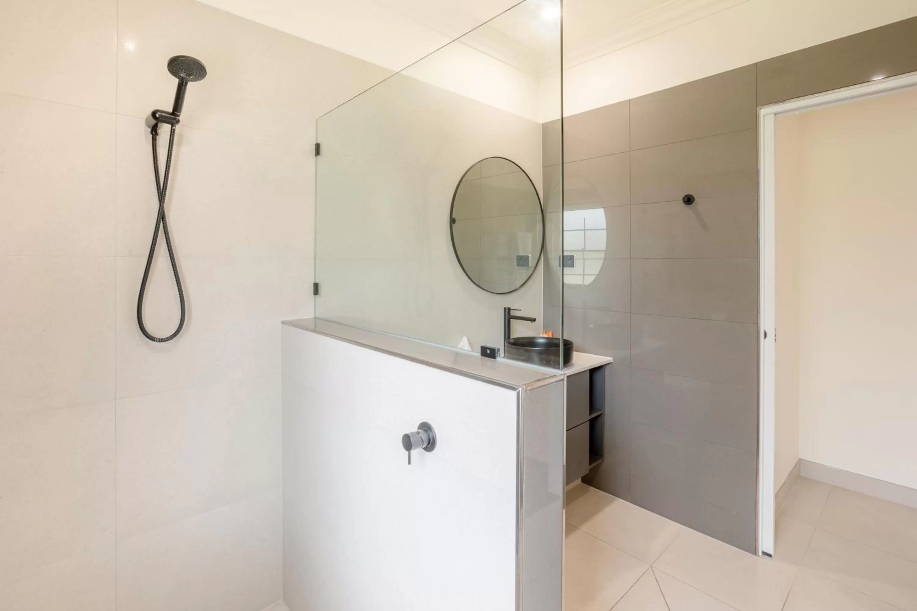 Bathroom in Coopers Colonial Motel