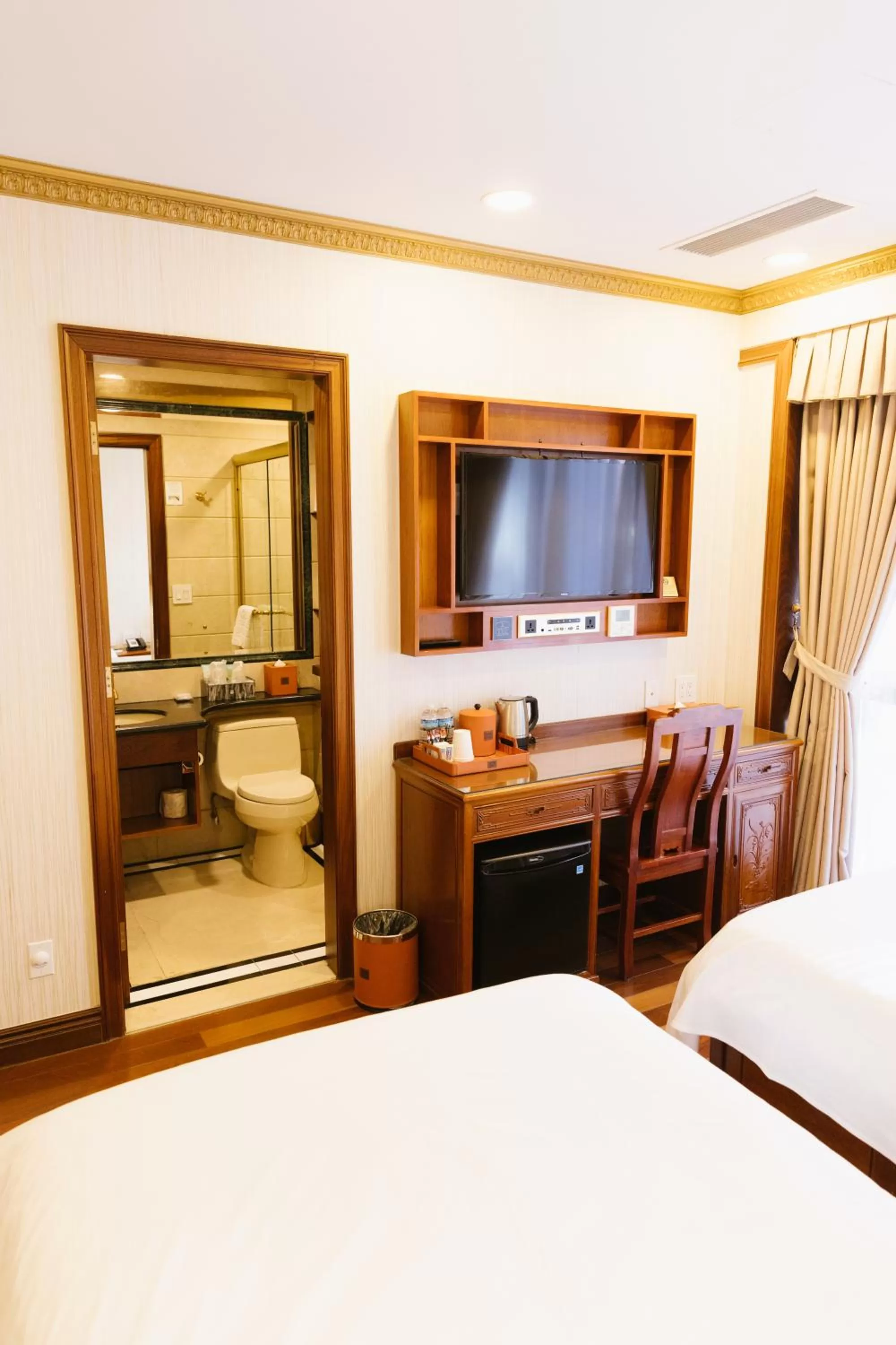 Bed in The Allen Hotel