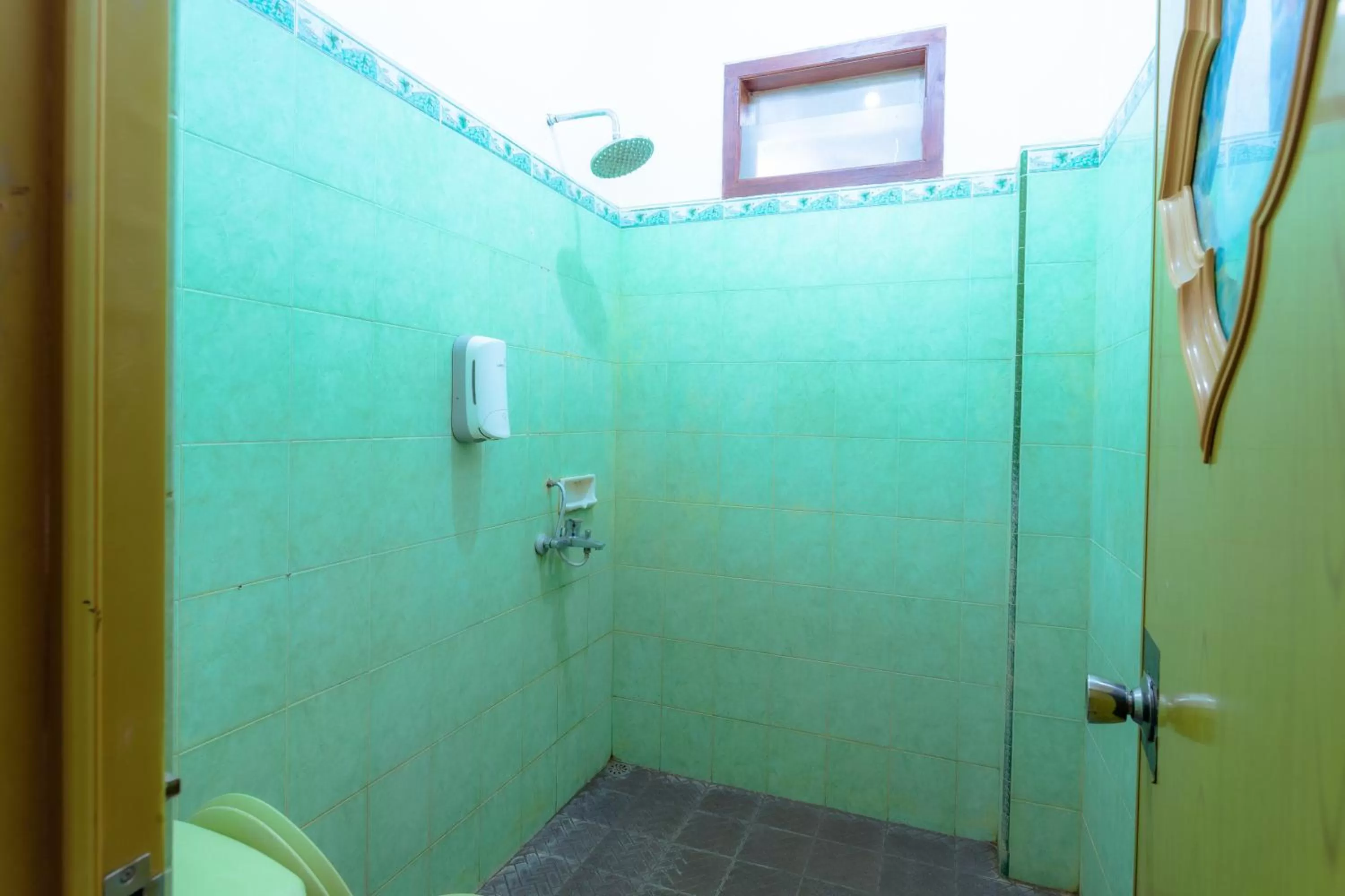 Bathroom in Hotel Mahkota Plengkung by ecommerceloka