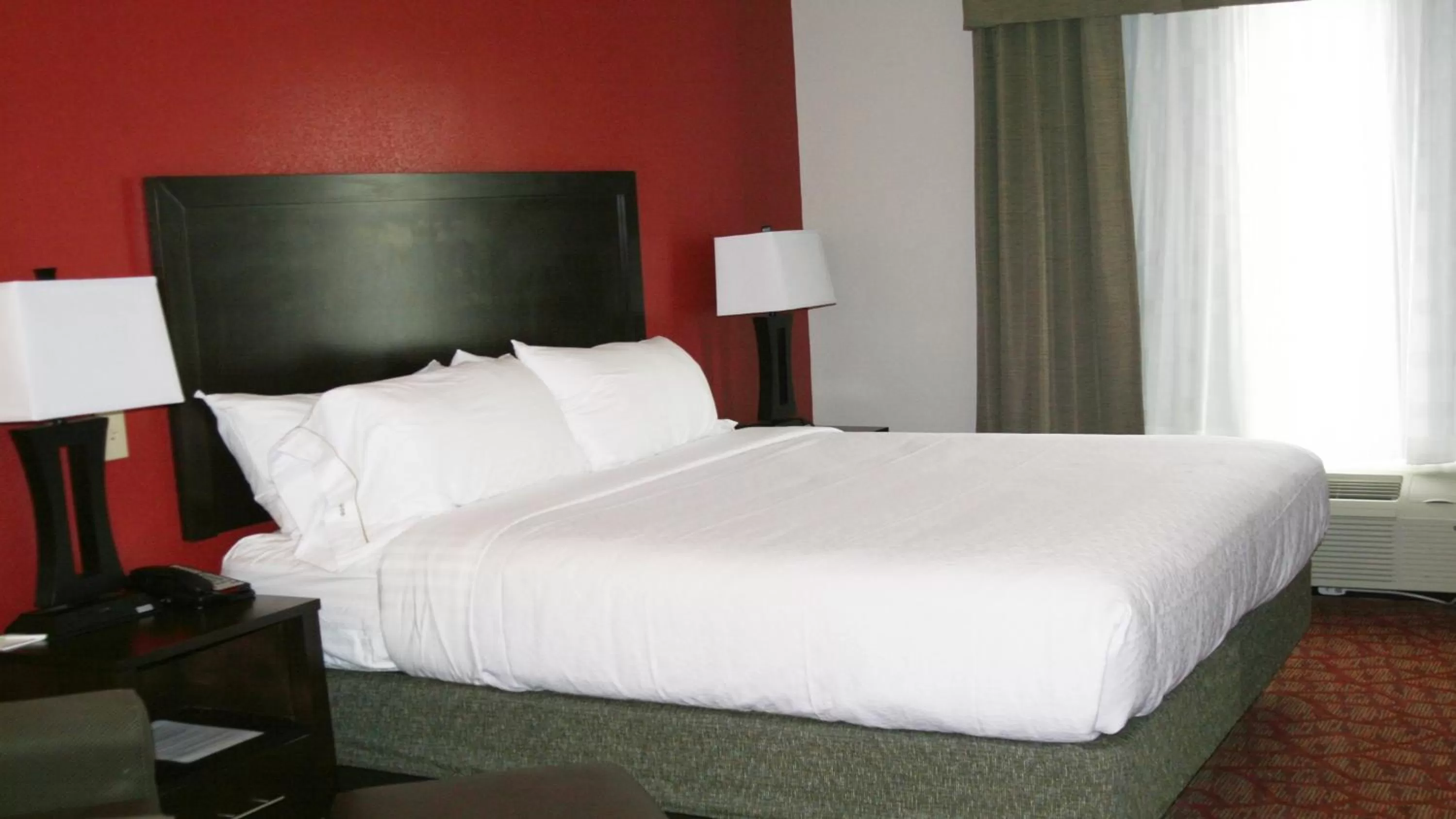 Photo of the whole room, Bed in Holiday Inn Guin by IHG