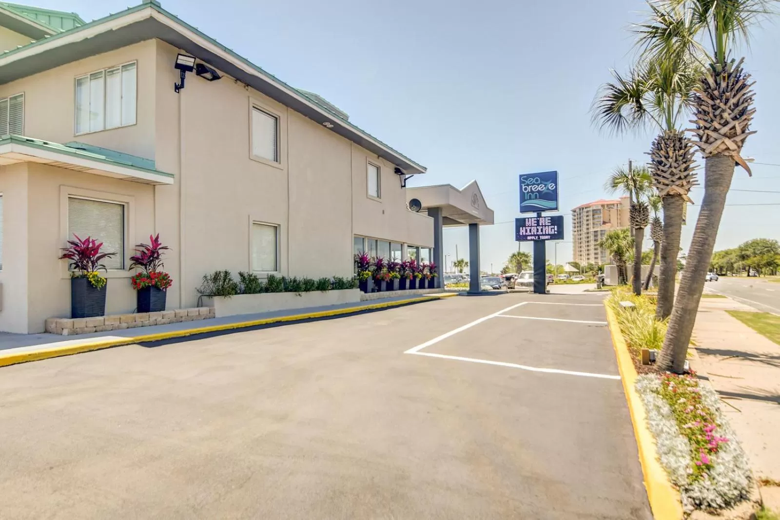 Property building in Seabreeze Inn - Fort Walton