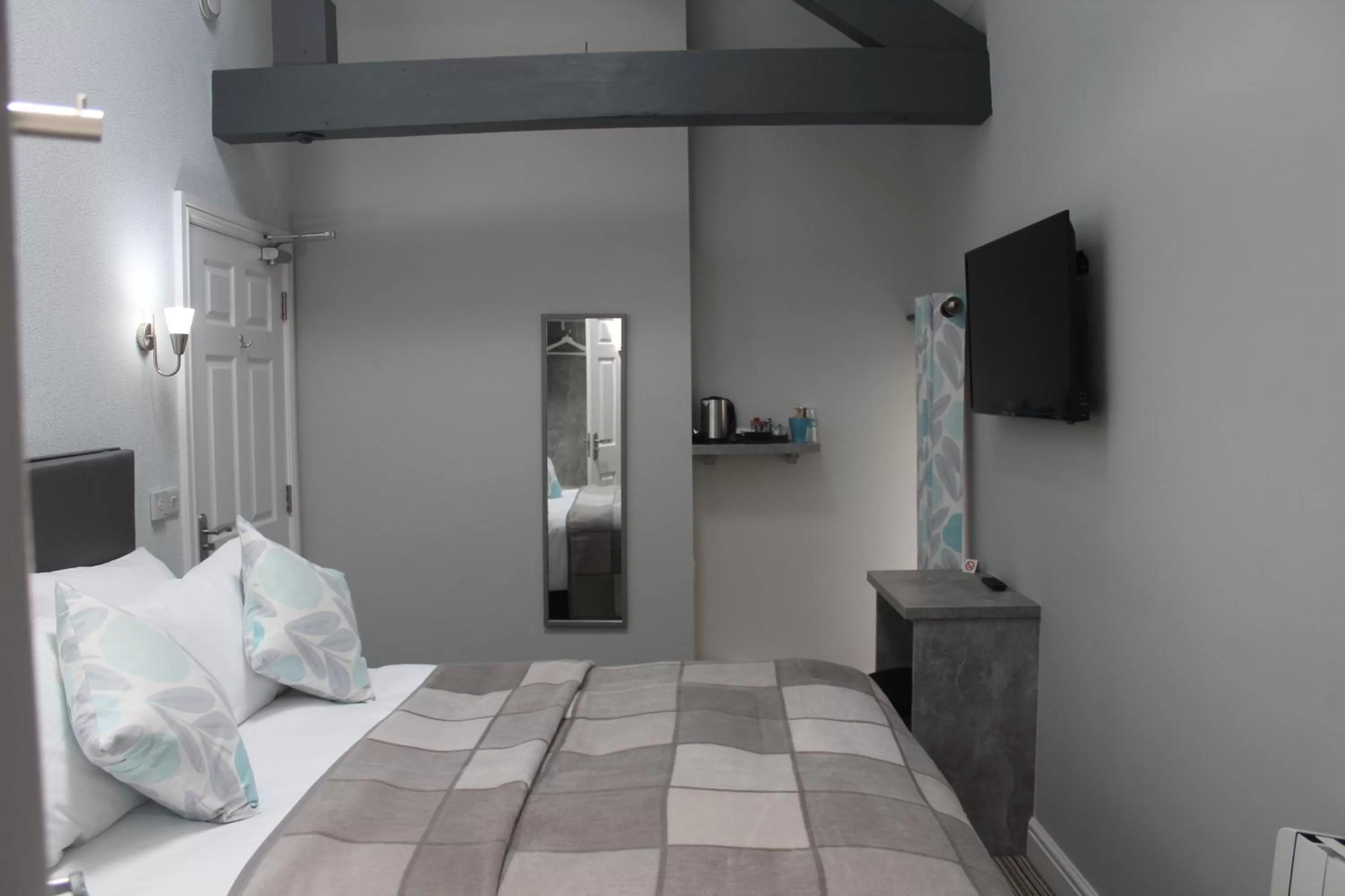 Bed in The Royal Hotel and Bar