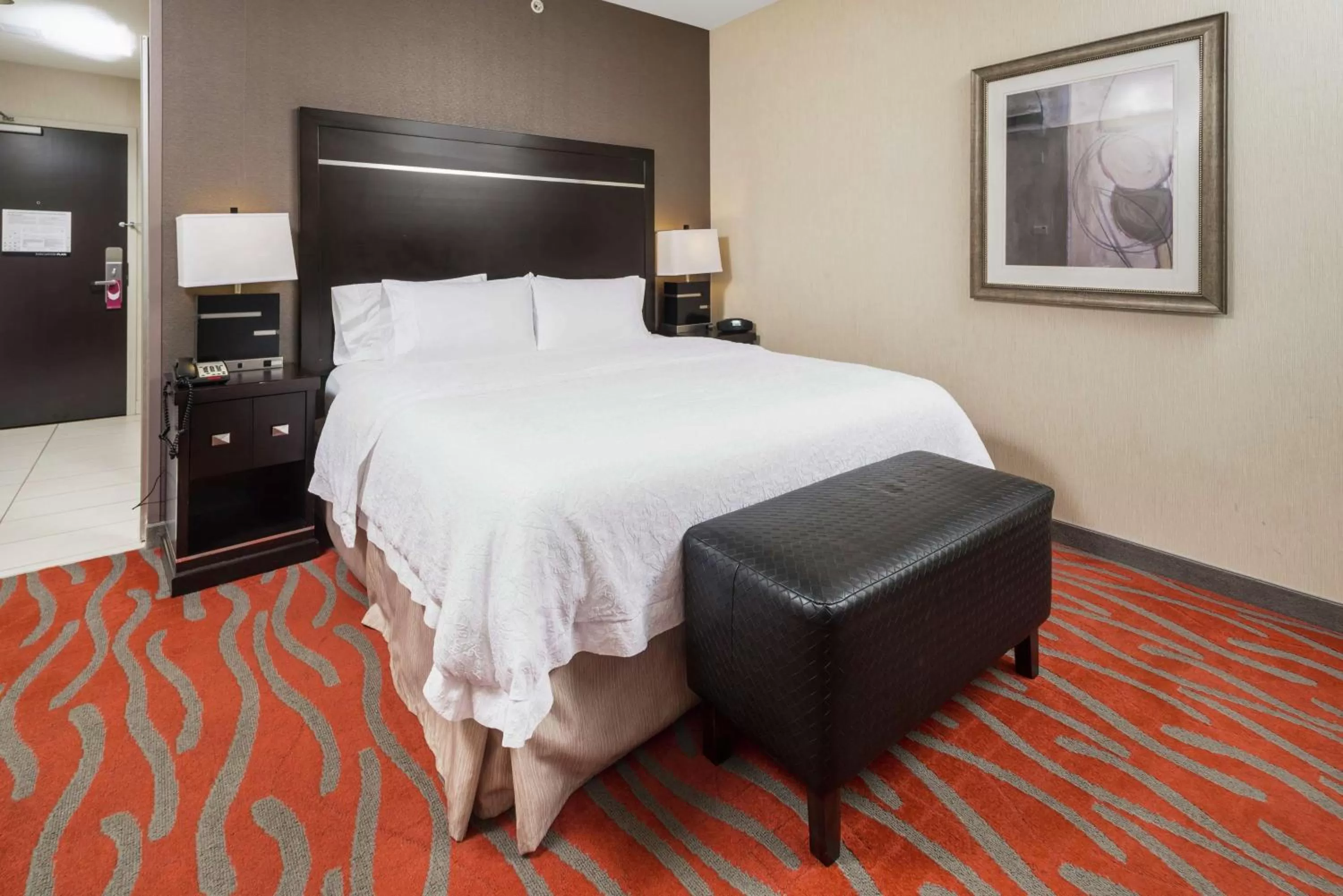 Photo of the whole room, Bed in Hampton Inn and Suites Tulsa/Catoosa