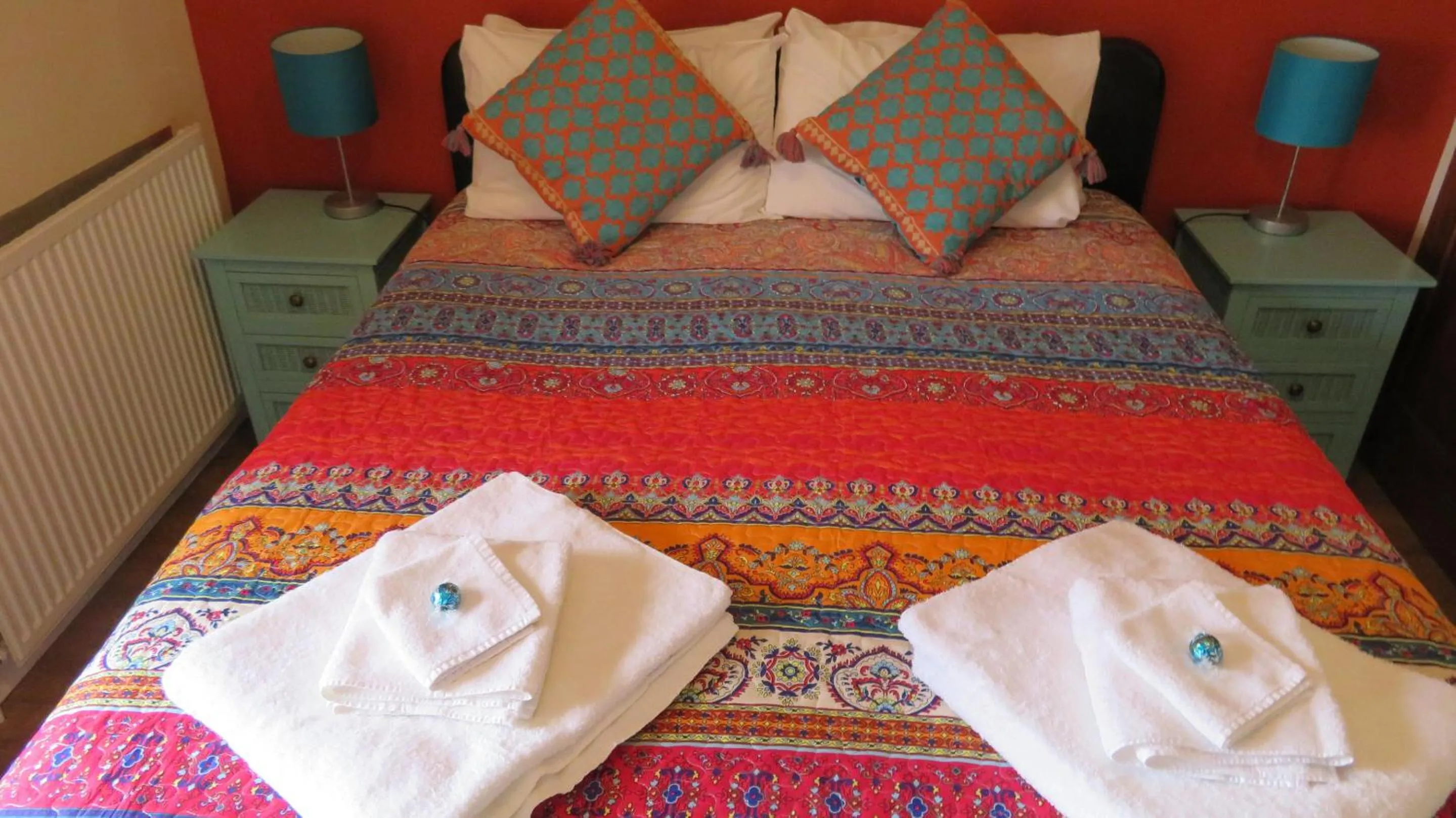 Bedroom, Bed in The Wheatsheaf