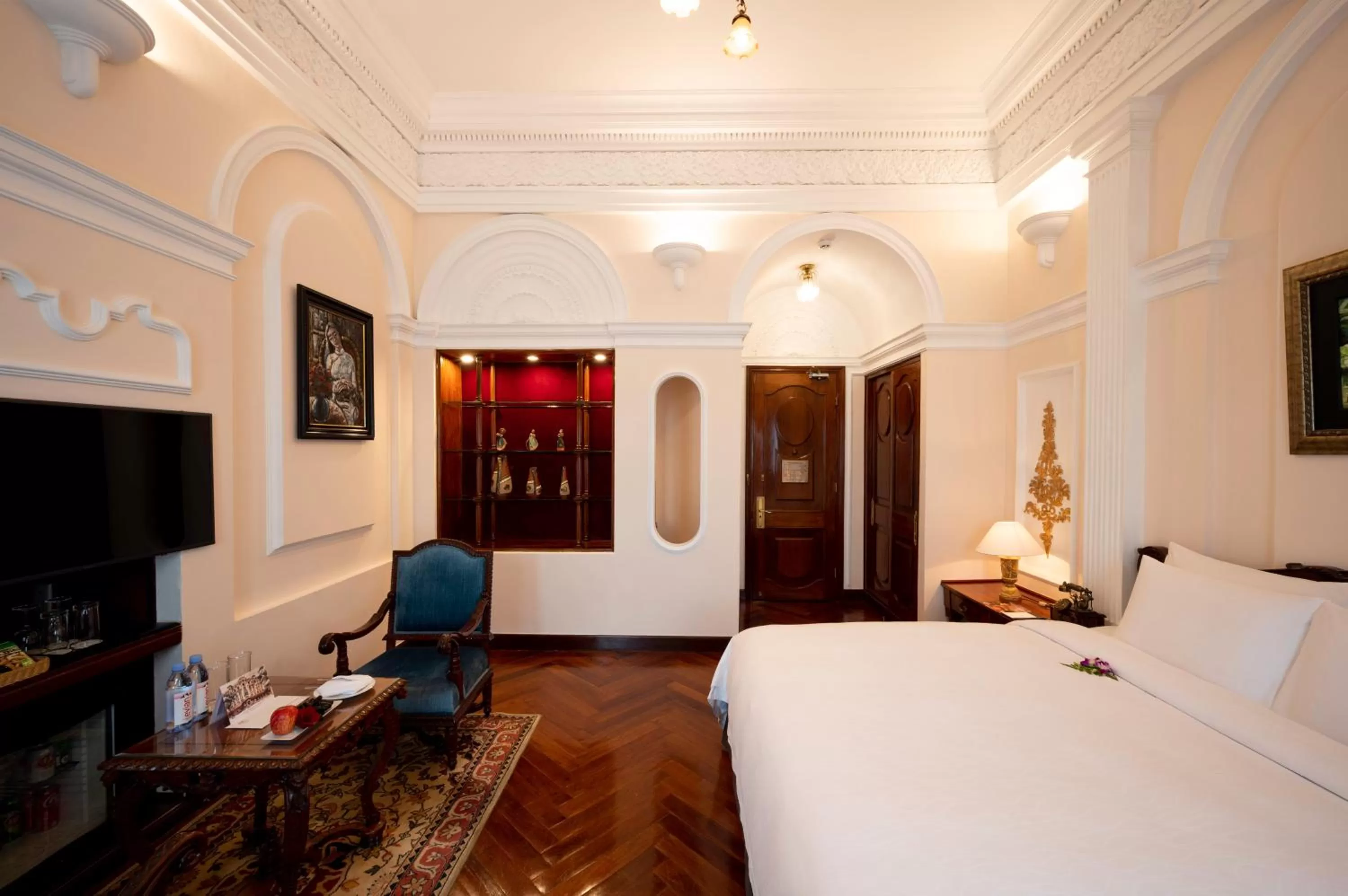 Photo of the whole room, Bed in Hotel Majestic Saigon