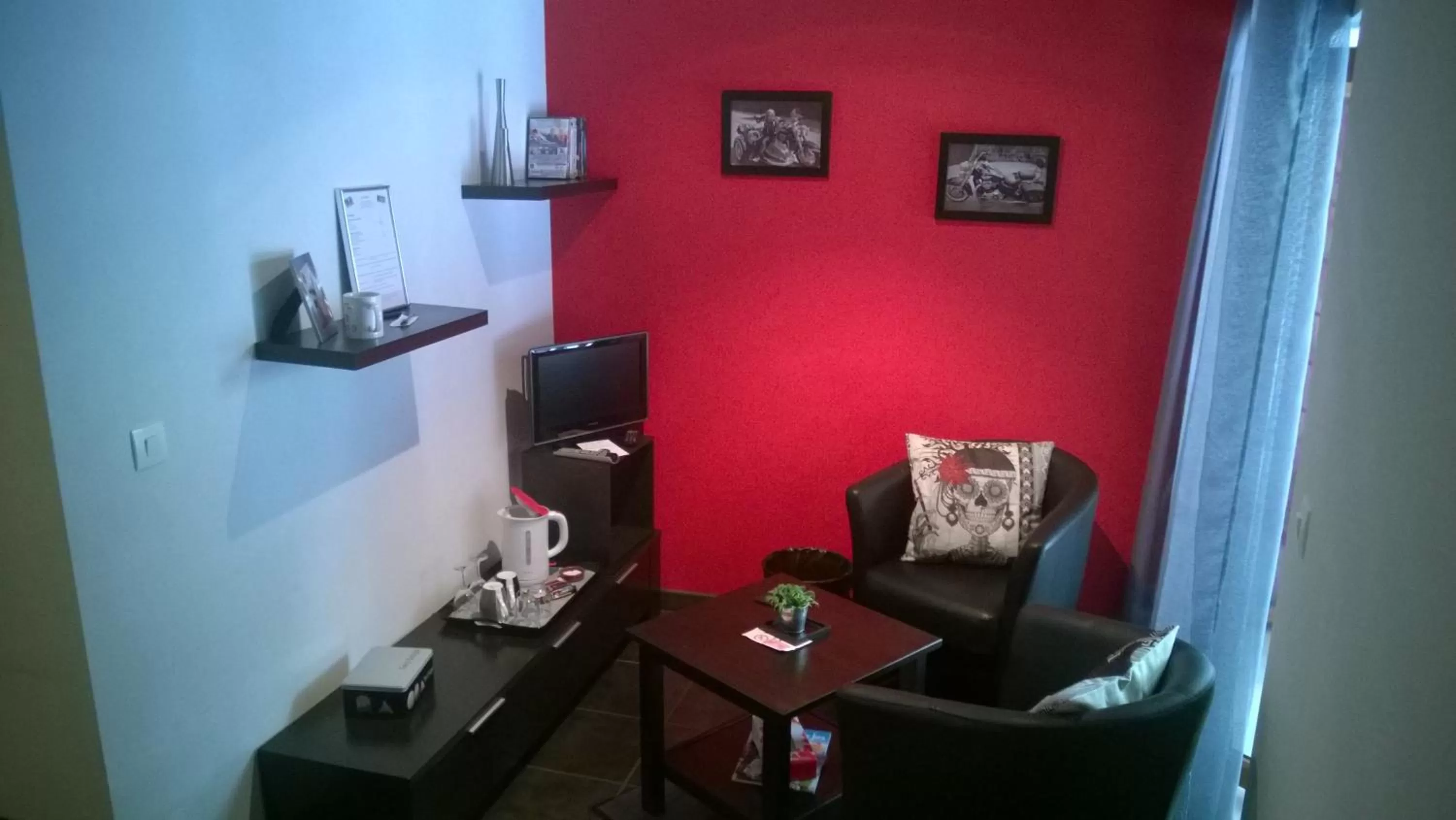 TV and multimedia in Chambres D'Hotes "Les Chiens Verts", jardin, terrasse, parking privé